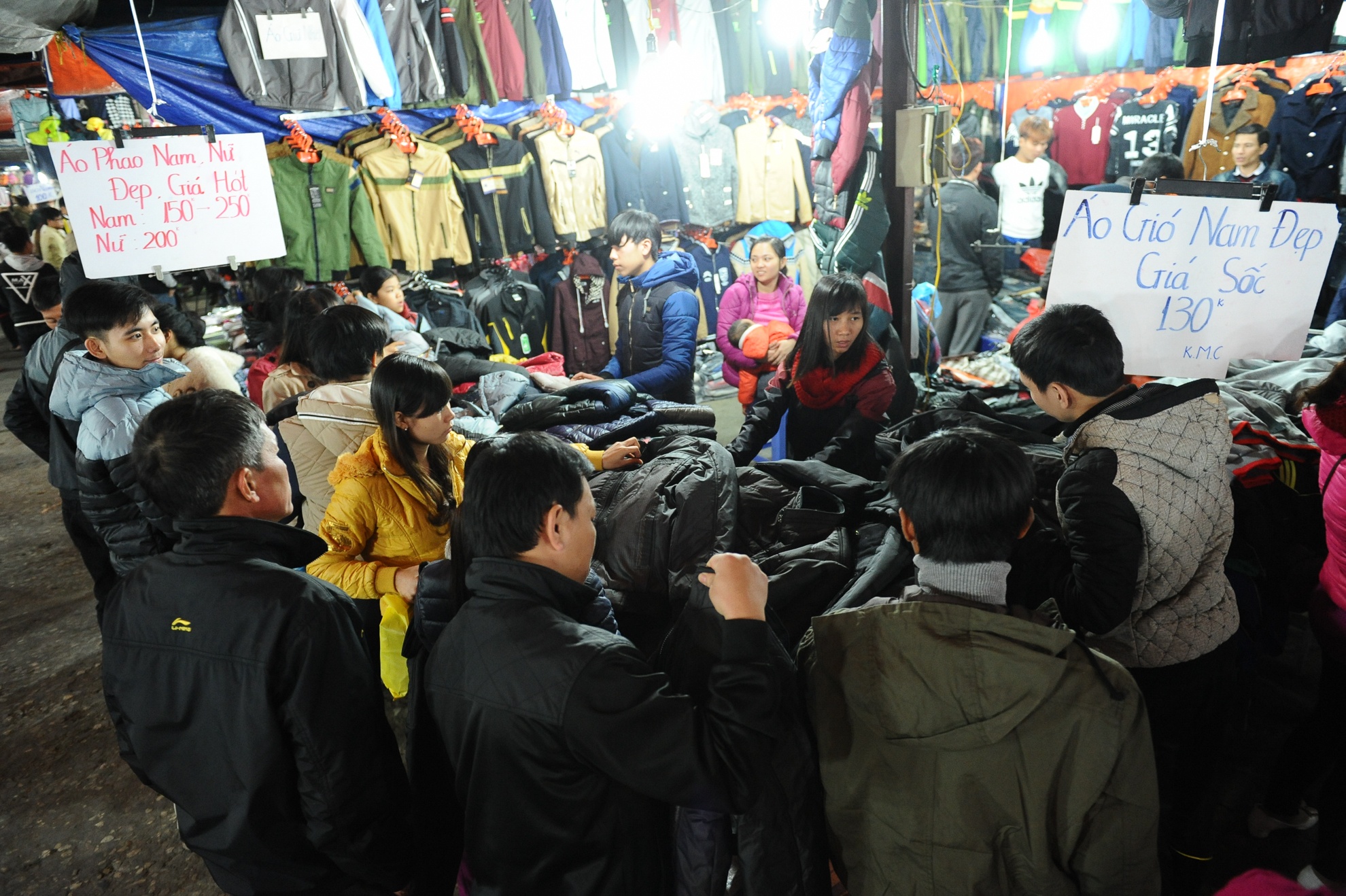 Anh Duy Khoa, chủ một cửa hàng bán áo rét cho biết: Doanh thu của anh đã tăng lên khoảng 30% so với trước khi có gió mùa đông bắc mạnh. Tỷ lệ khách xem hàng rồi mua cũng cao hơn hẳn so với trước đó.