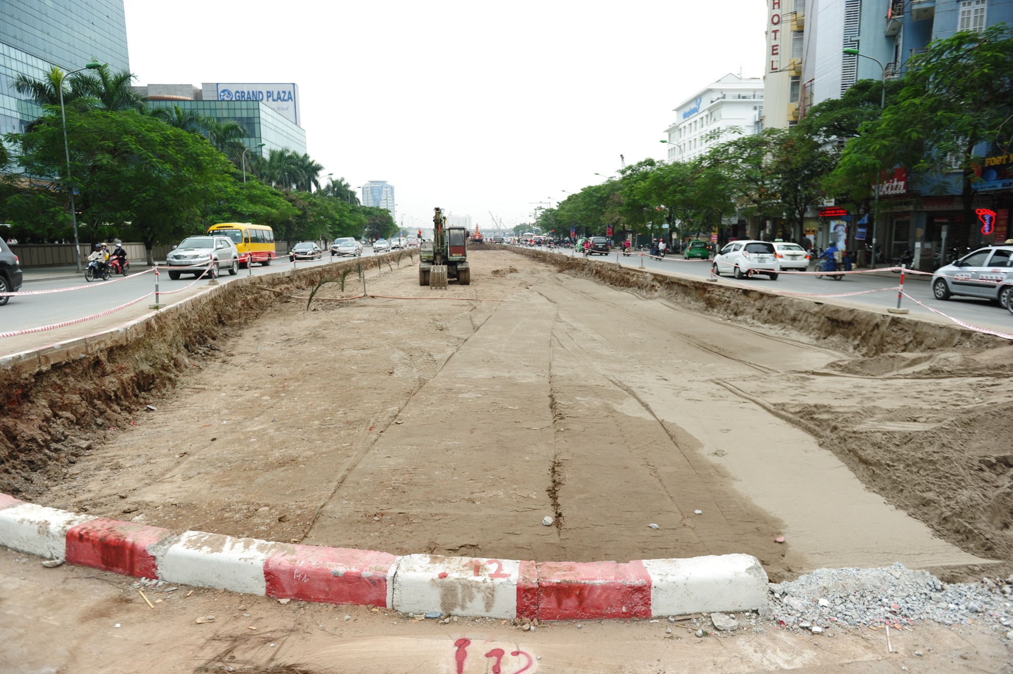 Trên đường Trần Duy Hưng, đoạn qua khách sạn Grand Plaza, dải phân cách và thảm cỏ, bồn hoa đẹp mắt đã bị xén mất để làm đường.