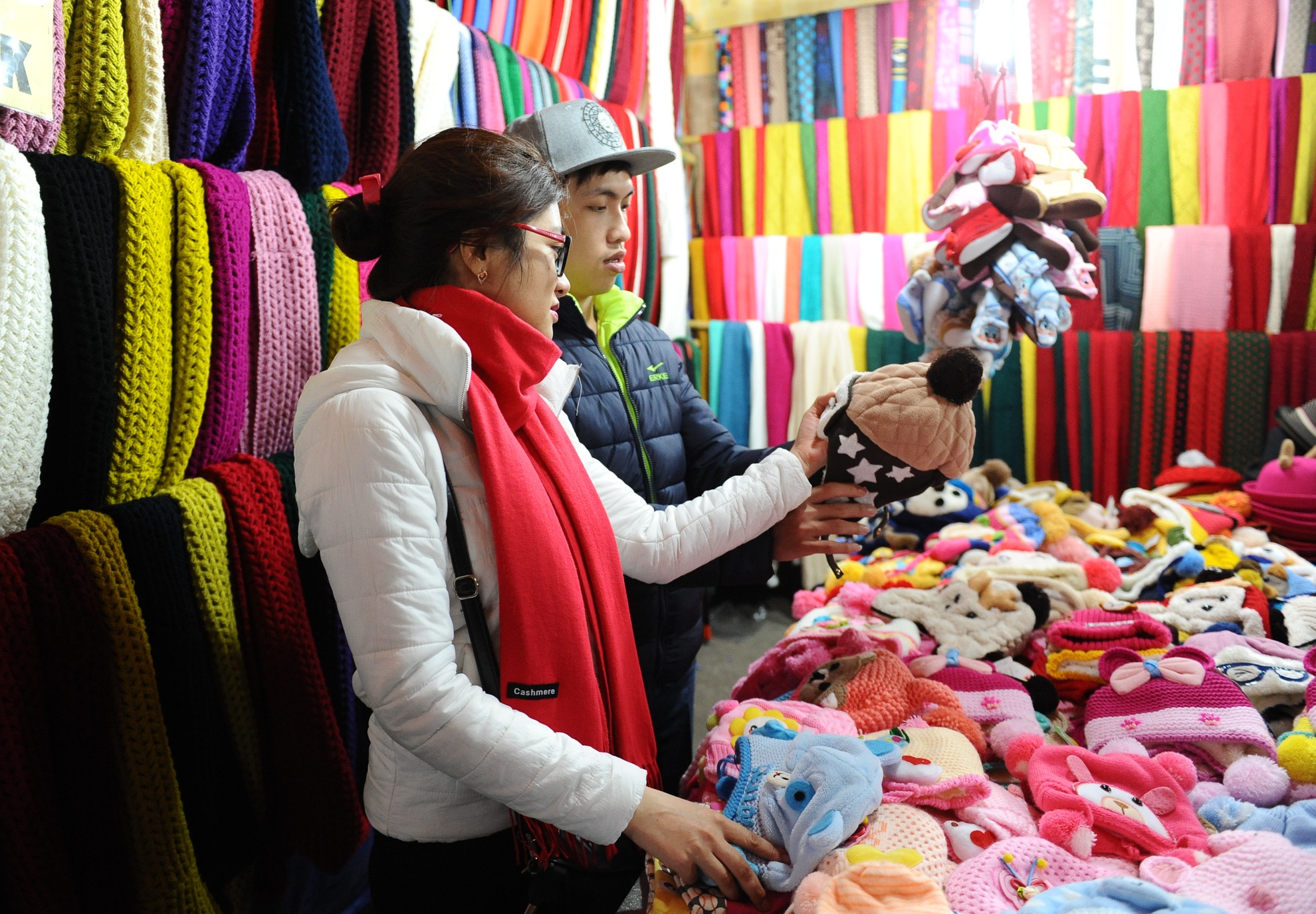 Còn anh Nguyễn Cao Cường, chủ cử hàng bán khăn và mũ chia sẻ: mấy ngày nay, doanh thu của cửa hàng đã tăng từ 2-3 lần.