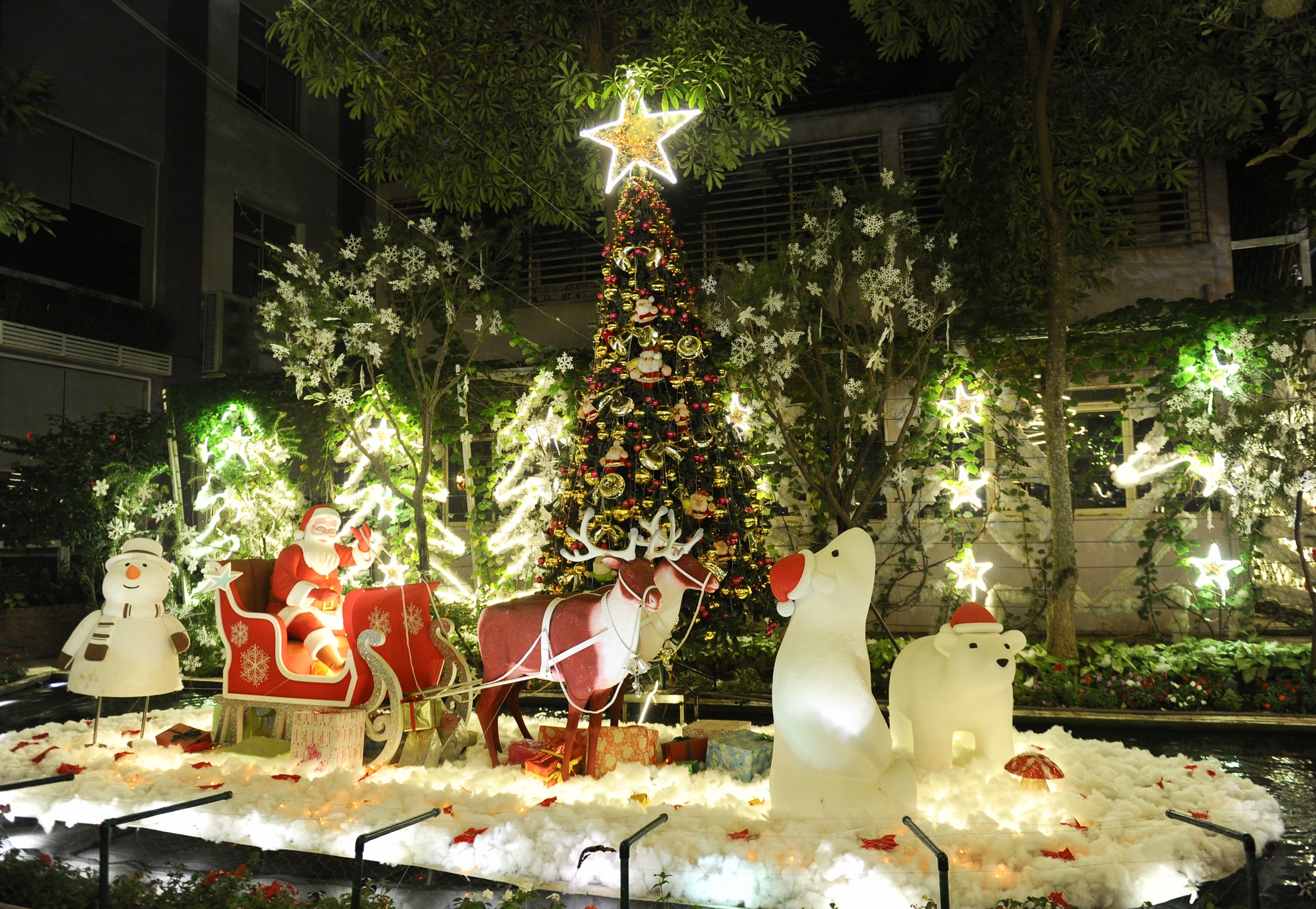 Tâm điểm của khu vườn là ông già noel và chiếc xe tuần lộc làm bằng xốp, được đặt trên mặt nước của ao cá.