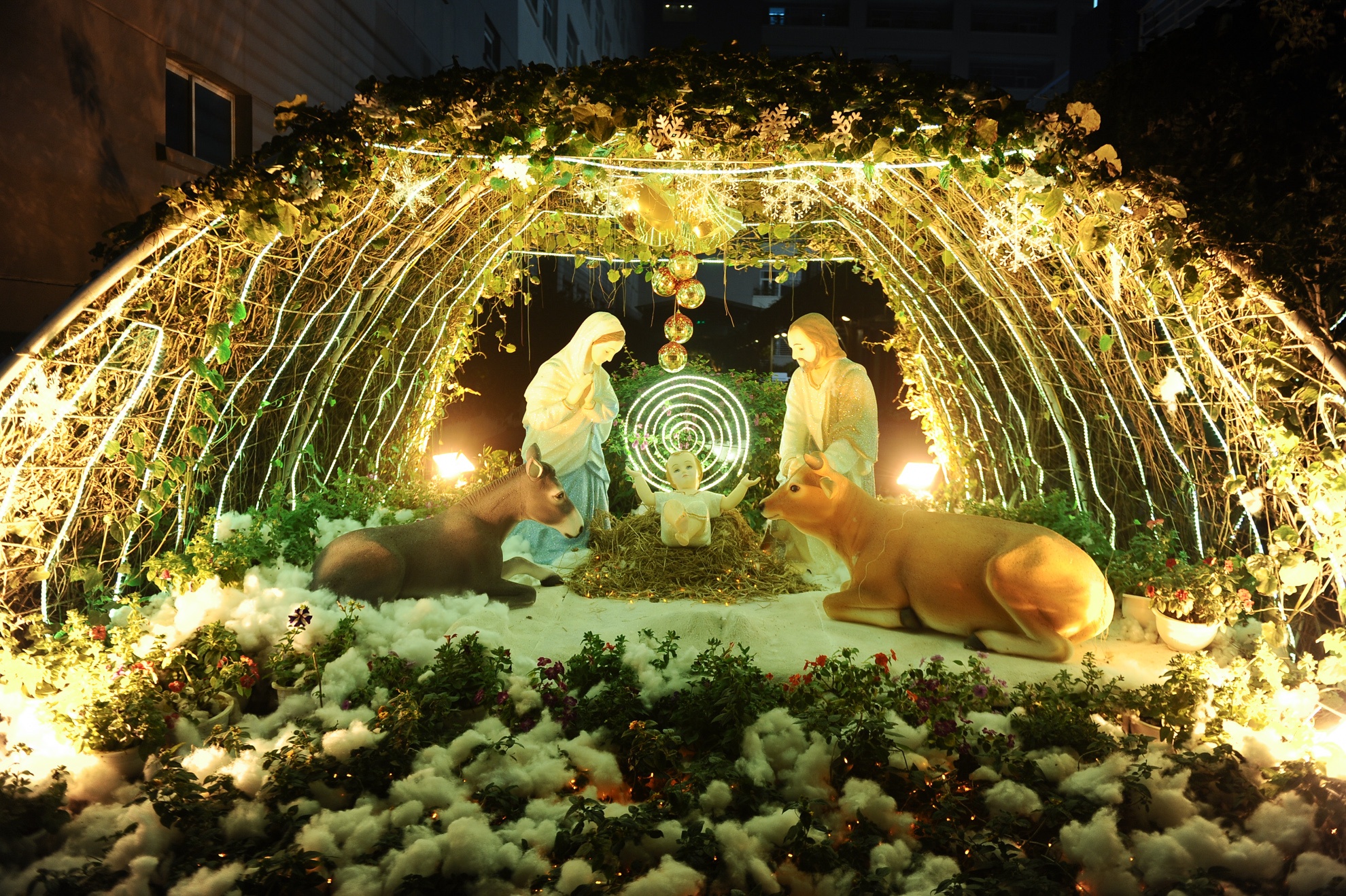 Một mô hình hang đá Bê- lem với hình ảnh chúa Giêsu ra đời cũng được dựng lên như trong các nhà thờ.