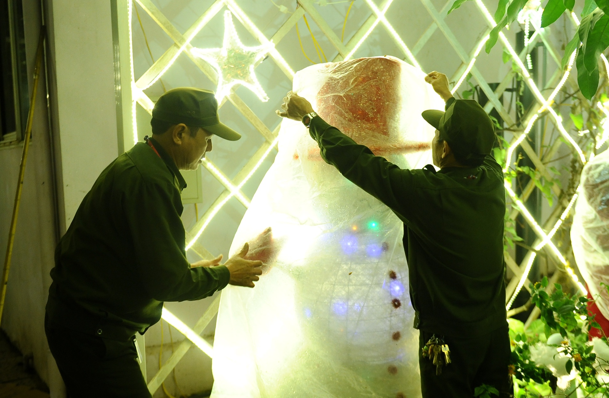 Để tạo nên khu vườn này, các bác bảo vệ đã tự tay căng từng bóng đèn, đặt từng tượng xốp. Cứ mỗi tối, sau khi sinh viên ra về, các bác lại cẩn thận bọc ni lông, trùm bạt để các mô hình luôn mới.