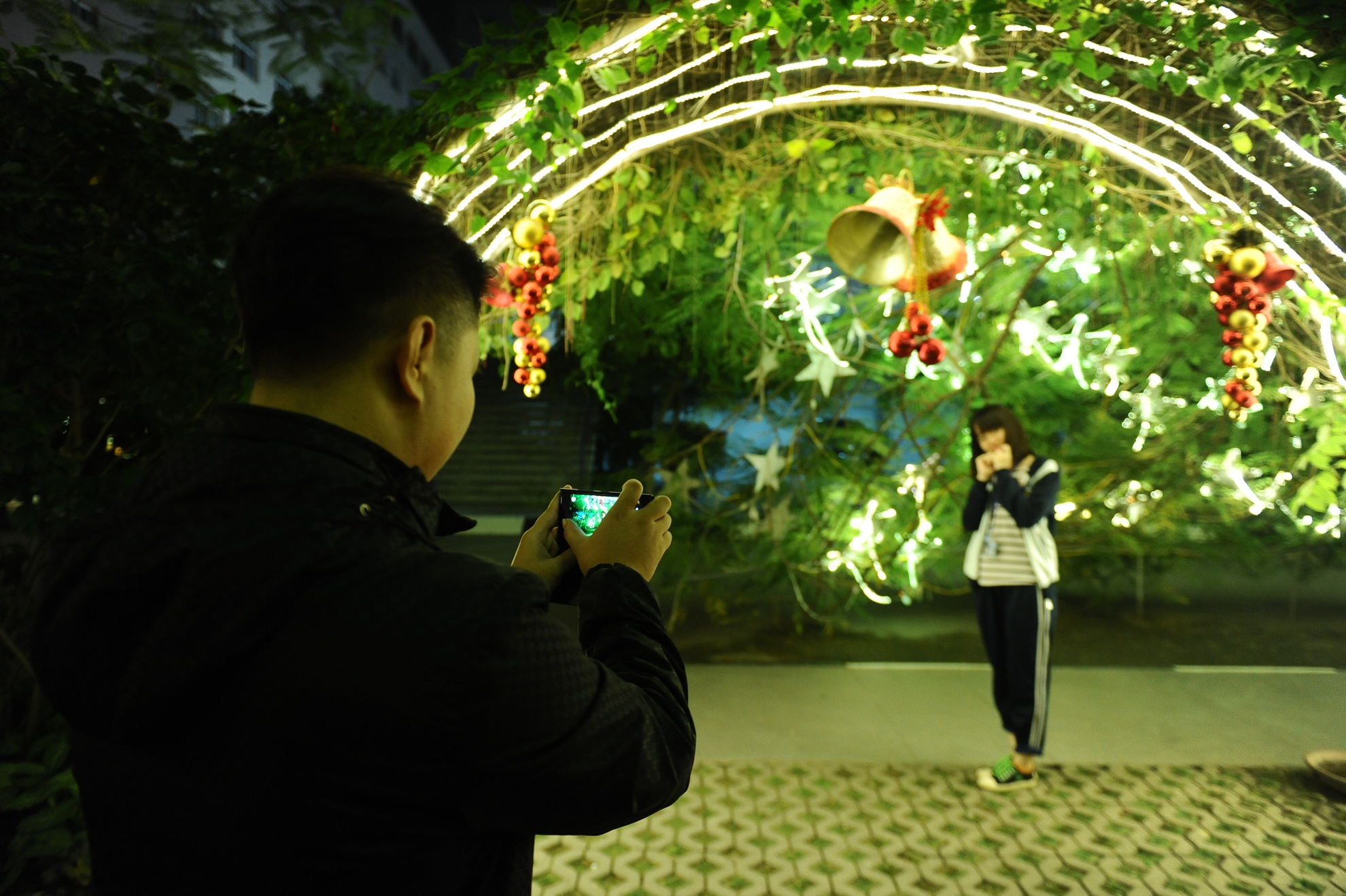Bạn Đỗ Hà Minh, sinh viên năm tư khoa Toán – Tin thích thú đến vườn sinh viên chụp ảnh sau khi sinh hoạt cùng câu lạc bộ ghi ta. Hà Minh cho biết: Từ khi mình là sinh viên năm hai, nhà trường đã trang trí noel. Và sau mỗi năm, ý tưởng trang trí lại thay đổi, ngày một rực rỡ hơn.