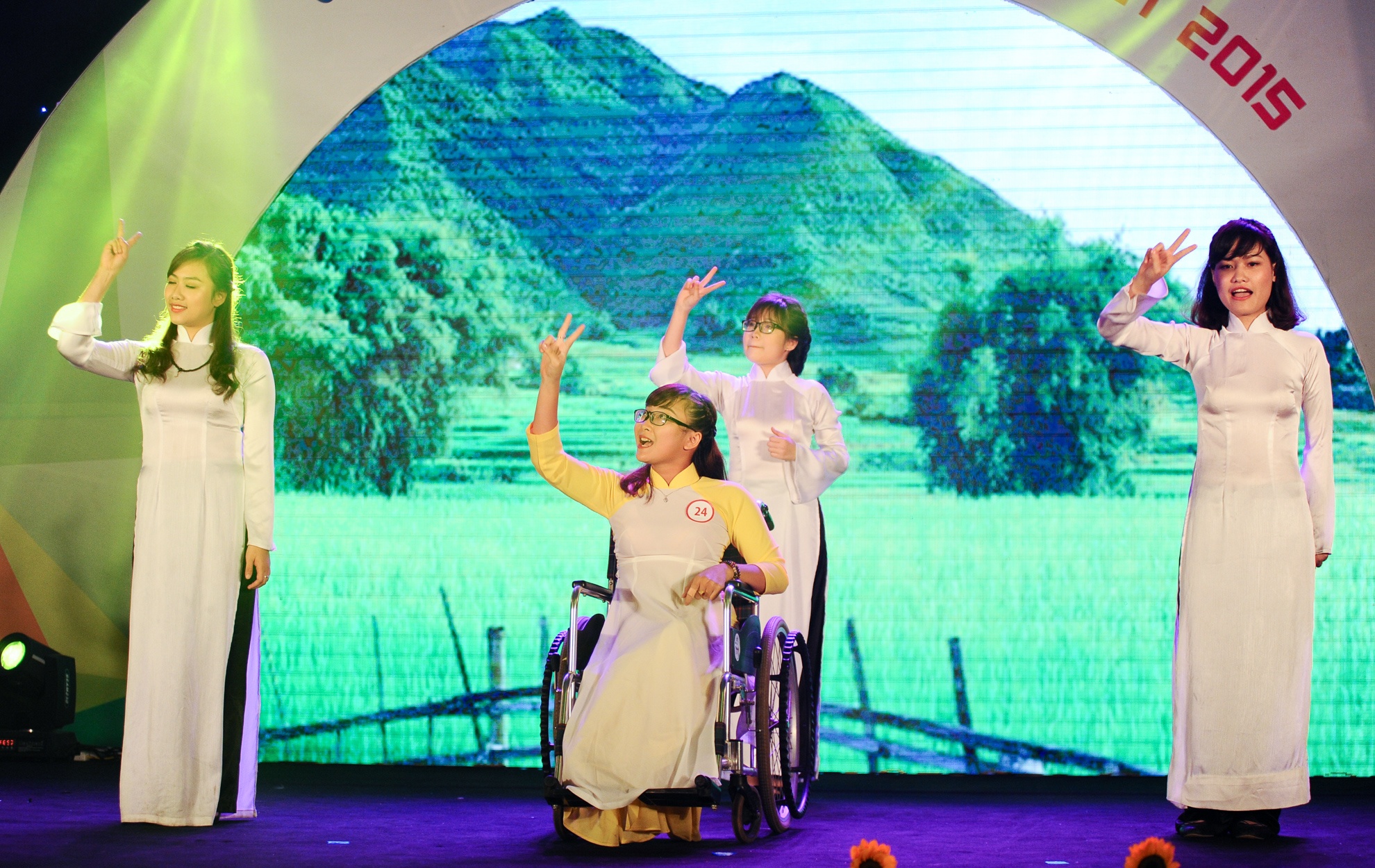 Tối qua (23-12), chung kết cuộc thi Vẻ đẹp Vầng trăng khuyết lần thứ hai đã diễn ra tại một khách sạn lớn của Hà Nội. Đây là cuộc thi dành cho người khuyết tật Việt Nam, với tiêu chí vẻ đẹp không phụ thuộc vào một cơ thể hoàn chỉnh.