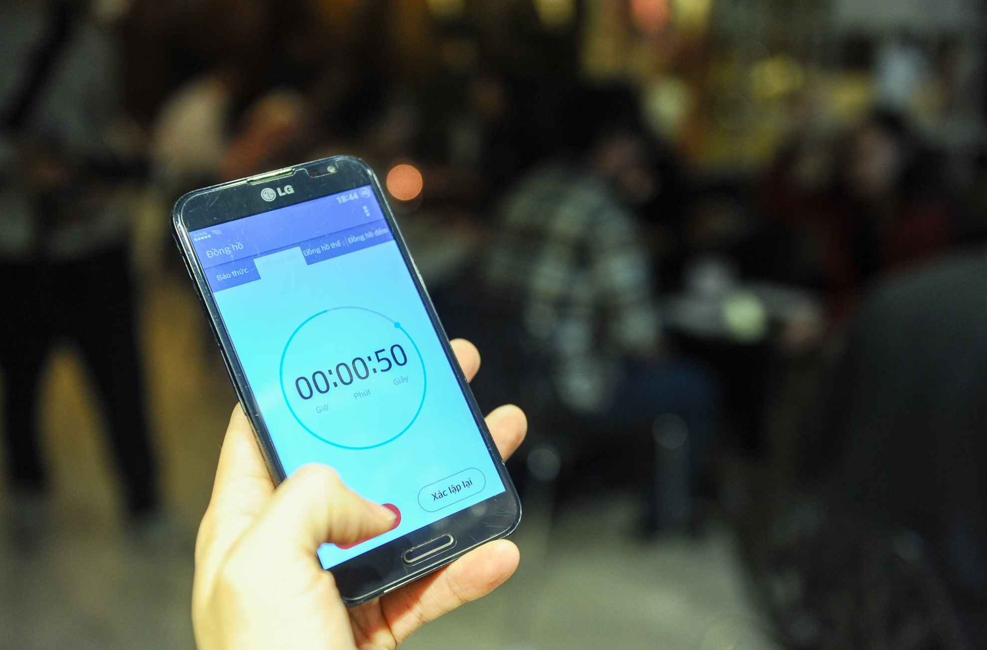 Với 13 cặp tham gia, mỗi lần các bạn sẽ có 4 phút để gặp gỡ, giới thiệu và gây ấn tượng với người đối diện. Theo nghiên cứu từ tổ chức Simply speed dating thì 4 phút là đủ để tạo nên sự kết nối có ý nghĩa với một ai đó.