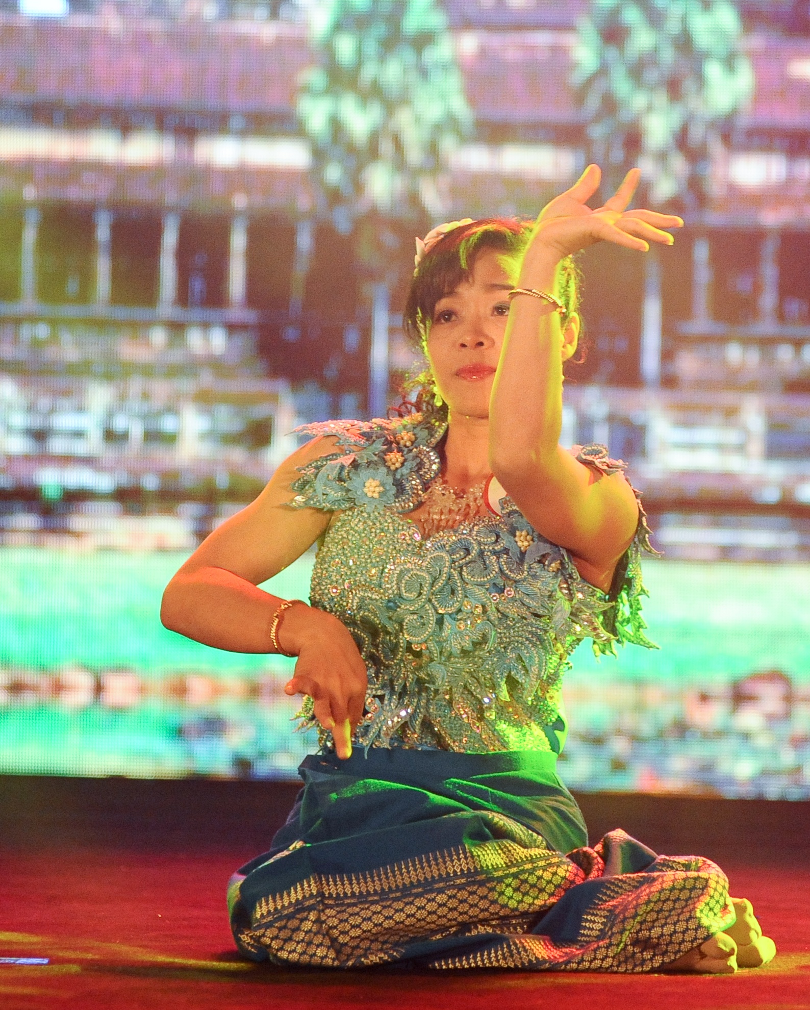 Thạch Phương Lynh (Sóc Trăng) sinh ra bình thường như bao bạn khác. Nhưng năm 3 tuổi, sau một trận sốt, gia đình không để ý nên chan Lynh yếu dần và trở nên bại liệt. Cấp 3, thời sinh viên Lynh thèm được mặc áo dài lắm nhưng không dám vì thường phải nhờ mọi người chở nên cô sợ nếu lườm xườm, vướng víu mọi người sẽ không chở giúp đi học nữa. Nhưng trong ngày hôm nay, cô giáo sinh năm 1986 đã được mặc váy Khơ me và thể hiện điệu múa bằng đôi tay của mình.