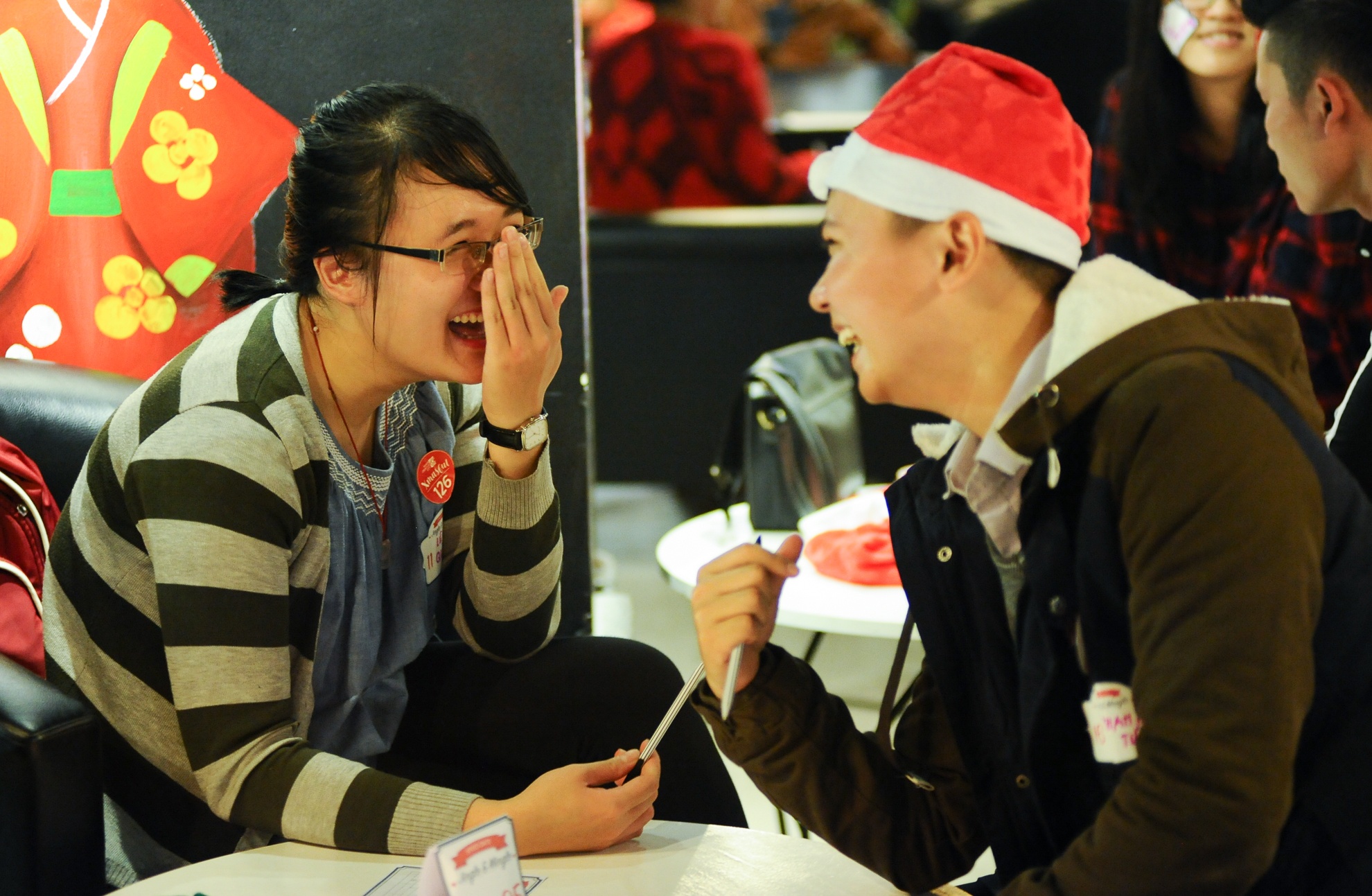 Bạn Lê Vũ Quỳnh Nga (Trái) cho biết: Đây là lần đầu tiên mình tham gia một sự kiện hẹn hò như thế này. Khi đến đây, mình cũng không hi vọng gì mấy nhưng mình không ngờ là có thể nói chuyện được với nhiều bạn thú vị đến thế. Sau chương trình, mình cũng có thích một bạn và mình hi vọng sẽ có cơ hội để gặp lại bạn ấy.