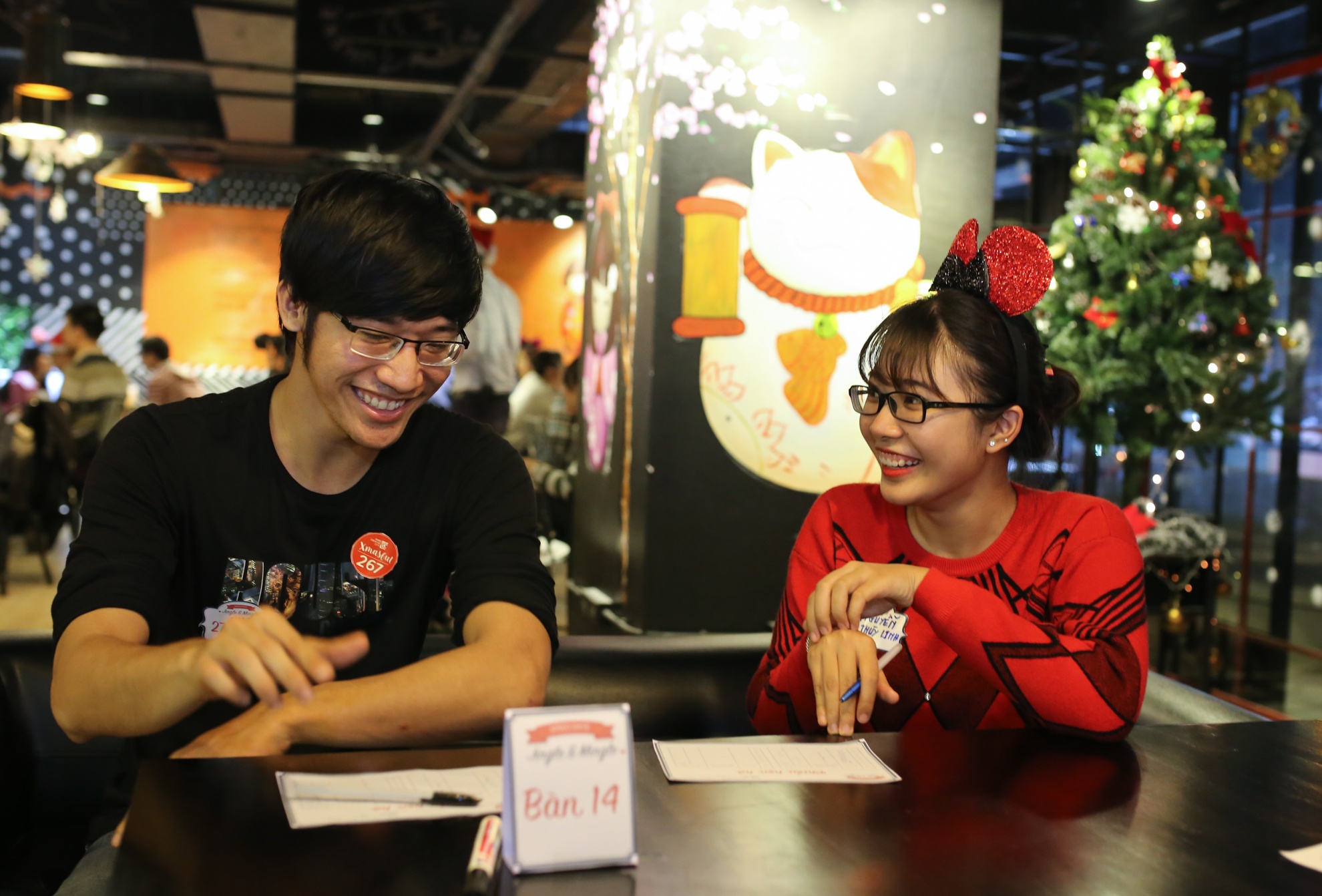 Dù chỉ mới gặp nhau lần đầu và chỉ có vài phút trò chuyện ngắn ngủi nhưng rất nhiều tiếng cười, những cái nhìn thân thiện đã được trao cho nhau.