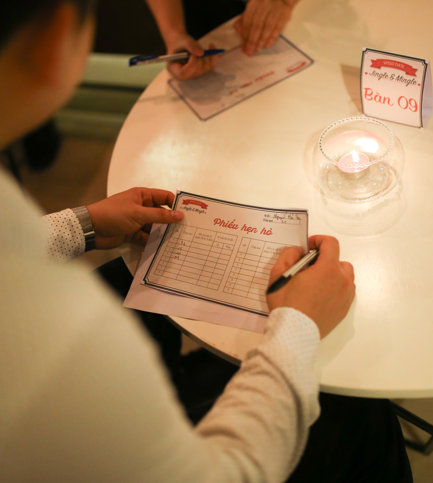 Và mỗi người sẽ có một lá phiếu để chấm điểm những người mình đã gặp. Và cuối buổi, ban tổ chức sẽ tổng kết xem ai là người được nhiều người muốn hẹn hò nhất.
