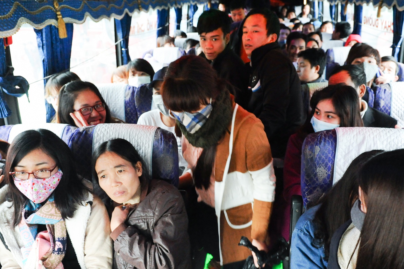 Ngan chan xe khach cho qua tai mua Tet hinh anh