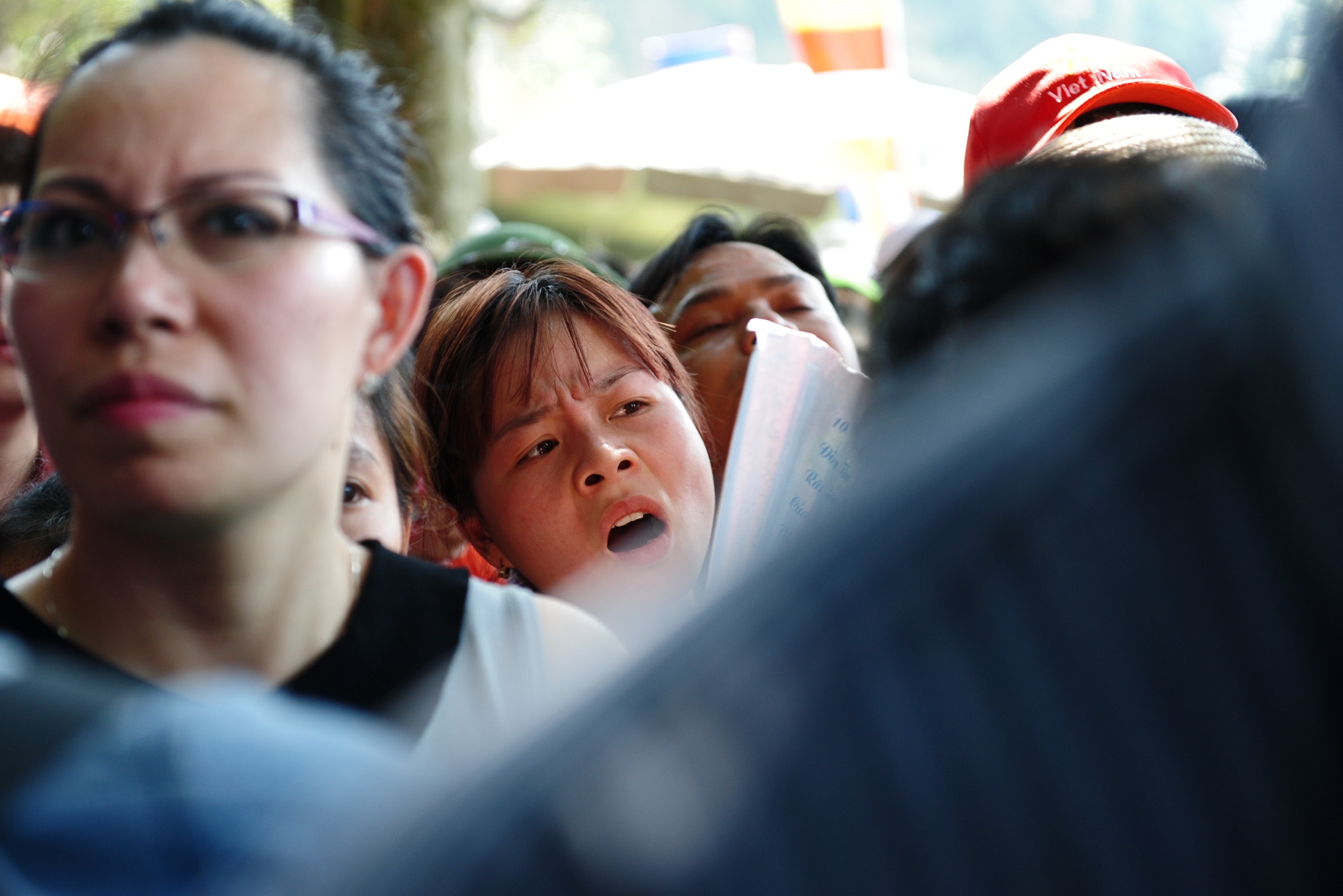 Xep hang 2 tieng chua len duoc cap treo di Chua Huong hinh anh