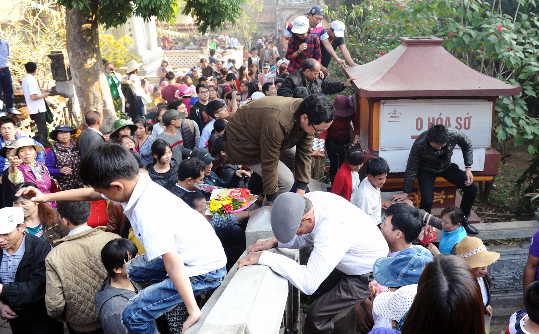Du khach treo tuong ngay khai hoi chua Huong hinh anh