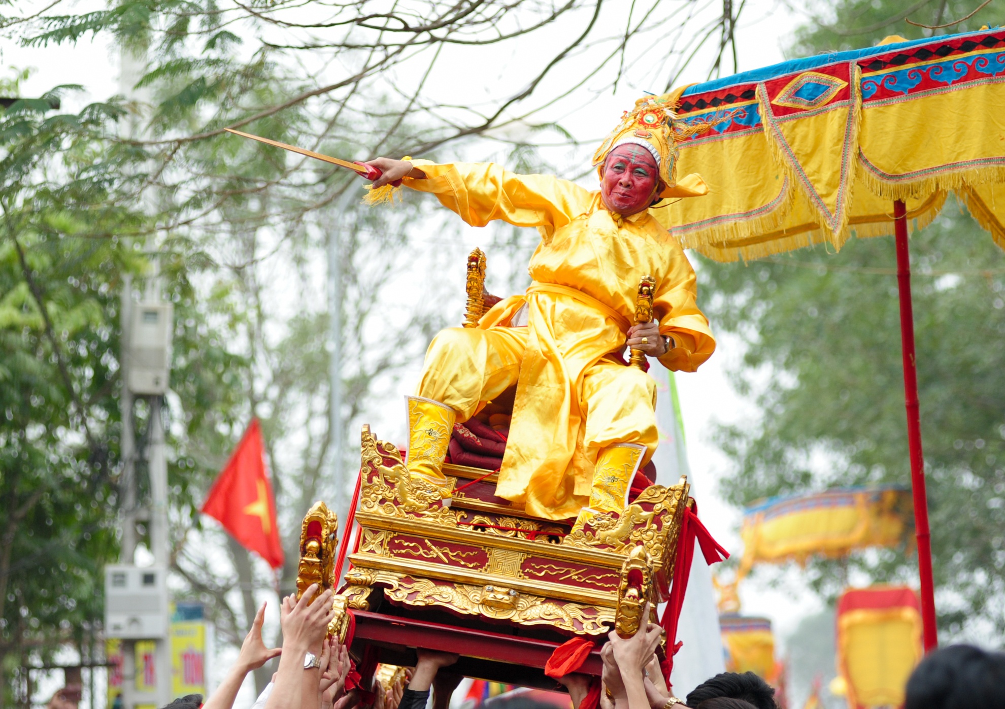 Le ruoc vua, chua nghieng nga o Ha Noi hinh anh