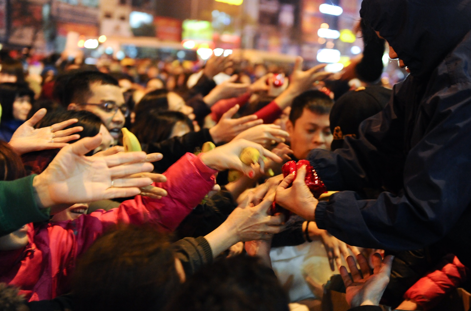 Bien nguoi lam le cau an, xin loc ngoai duong pho hinh anh