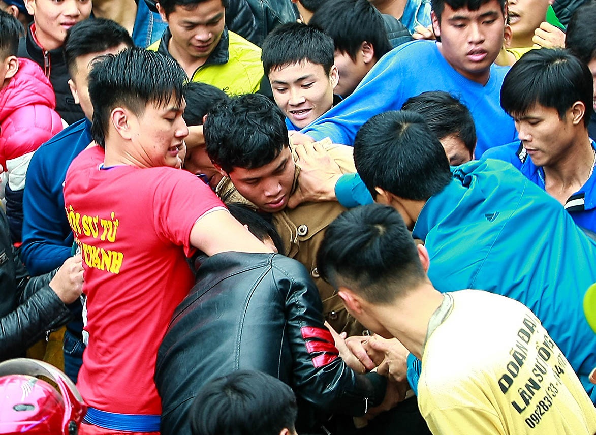 Tranh gianh dau phao tai le hoi lon nhat Lang Son hinh anh