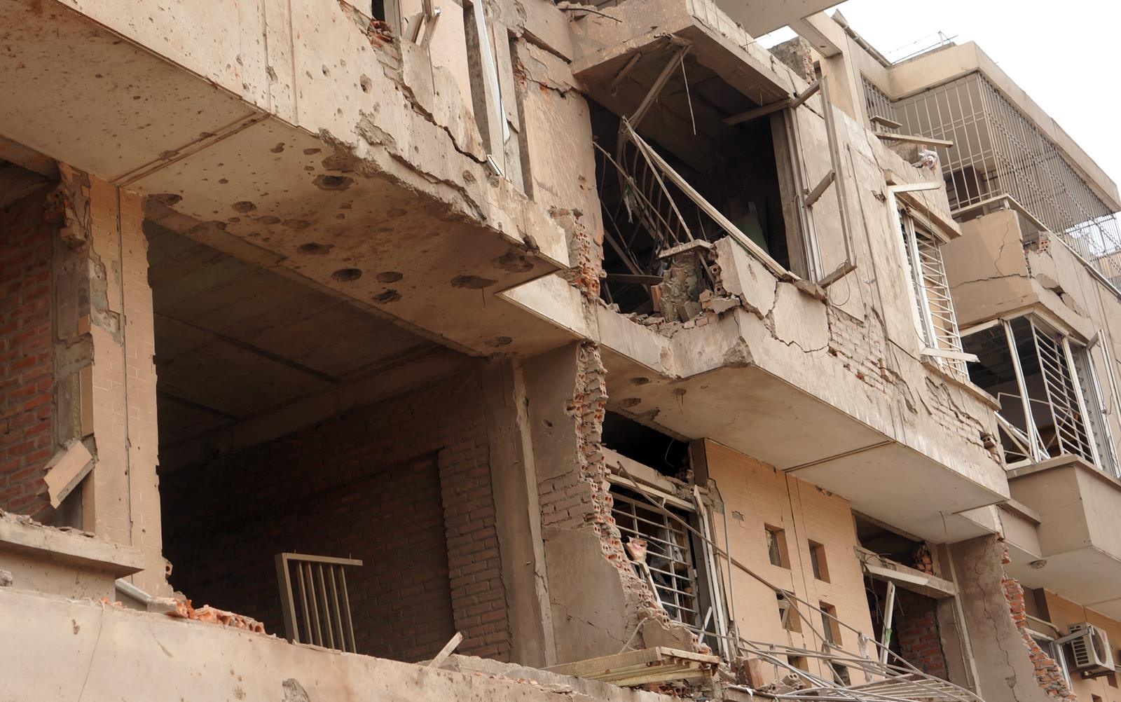 Vu no o Ha Dong: Vat the xuyen thung tuong, cua sat hinh anh