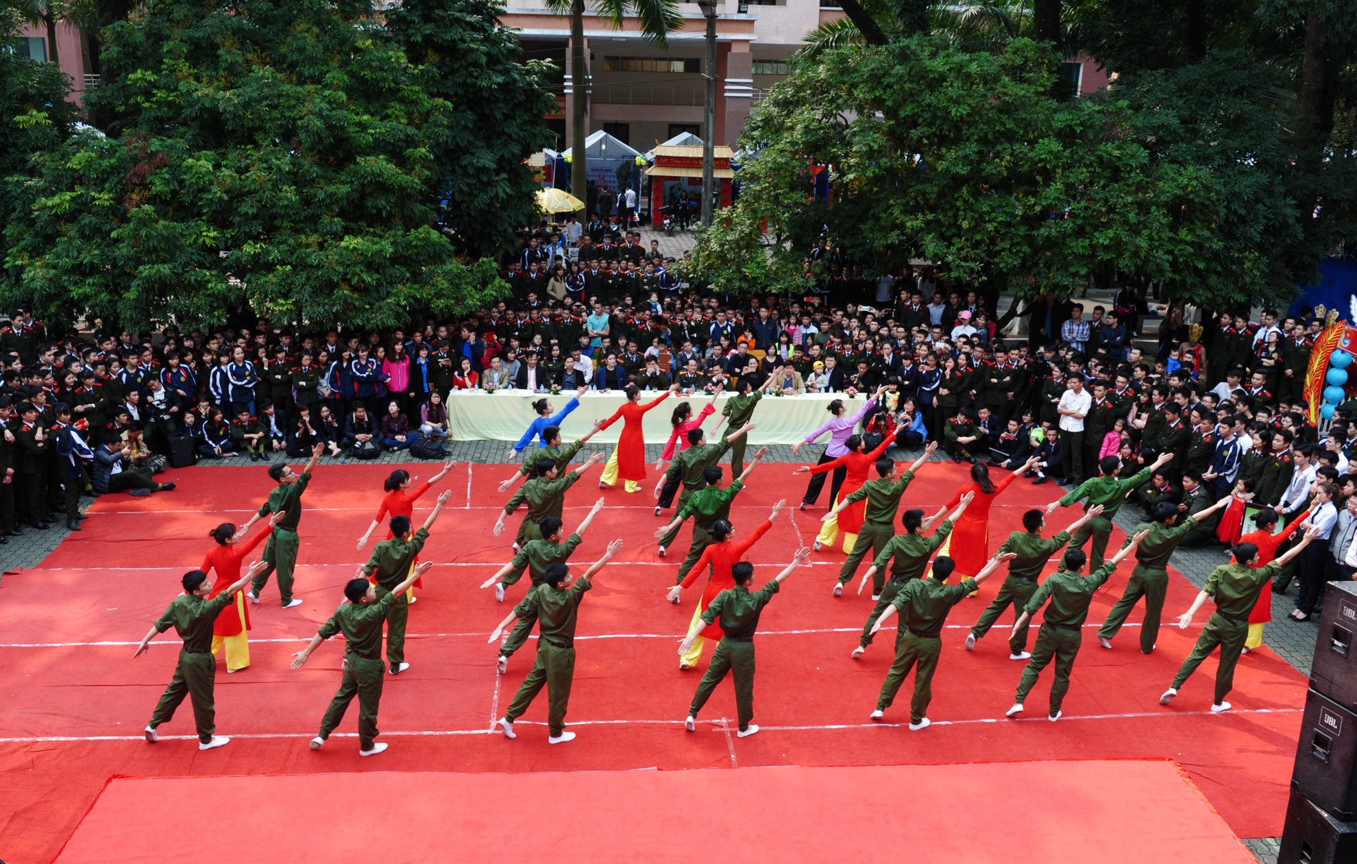 Nu sinh hoc vien an ninh nhay dan vu anh 1
