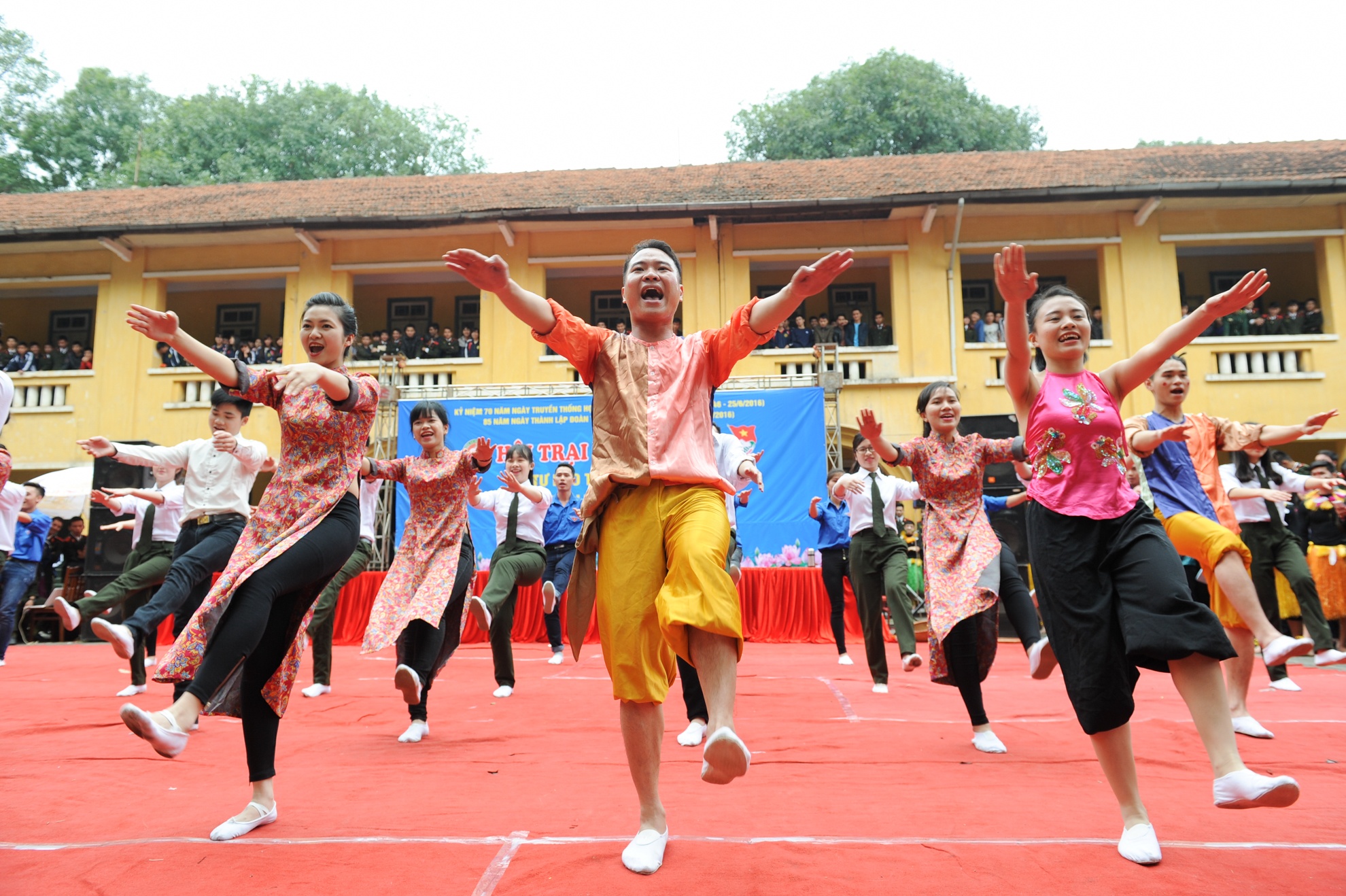 Nu sinh hoc vien an ninh nhay dan vu anh 4