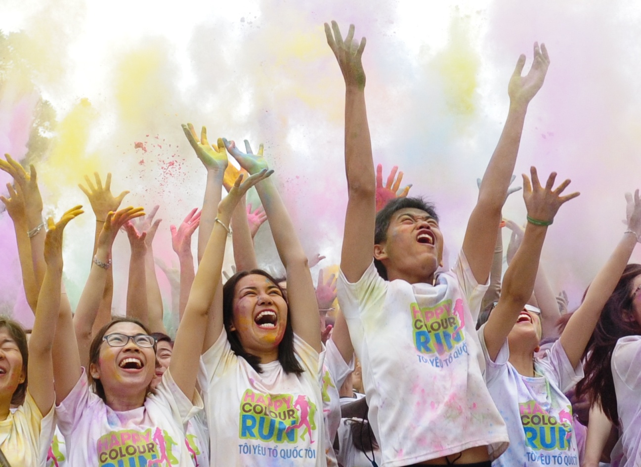 Duong chay sac mau soi dong ben ho Guom hinh anh