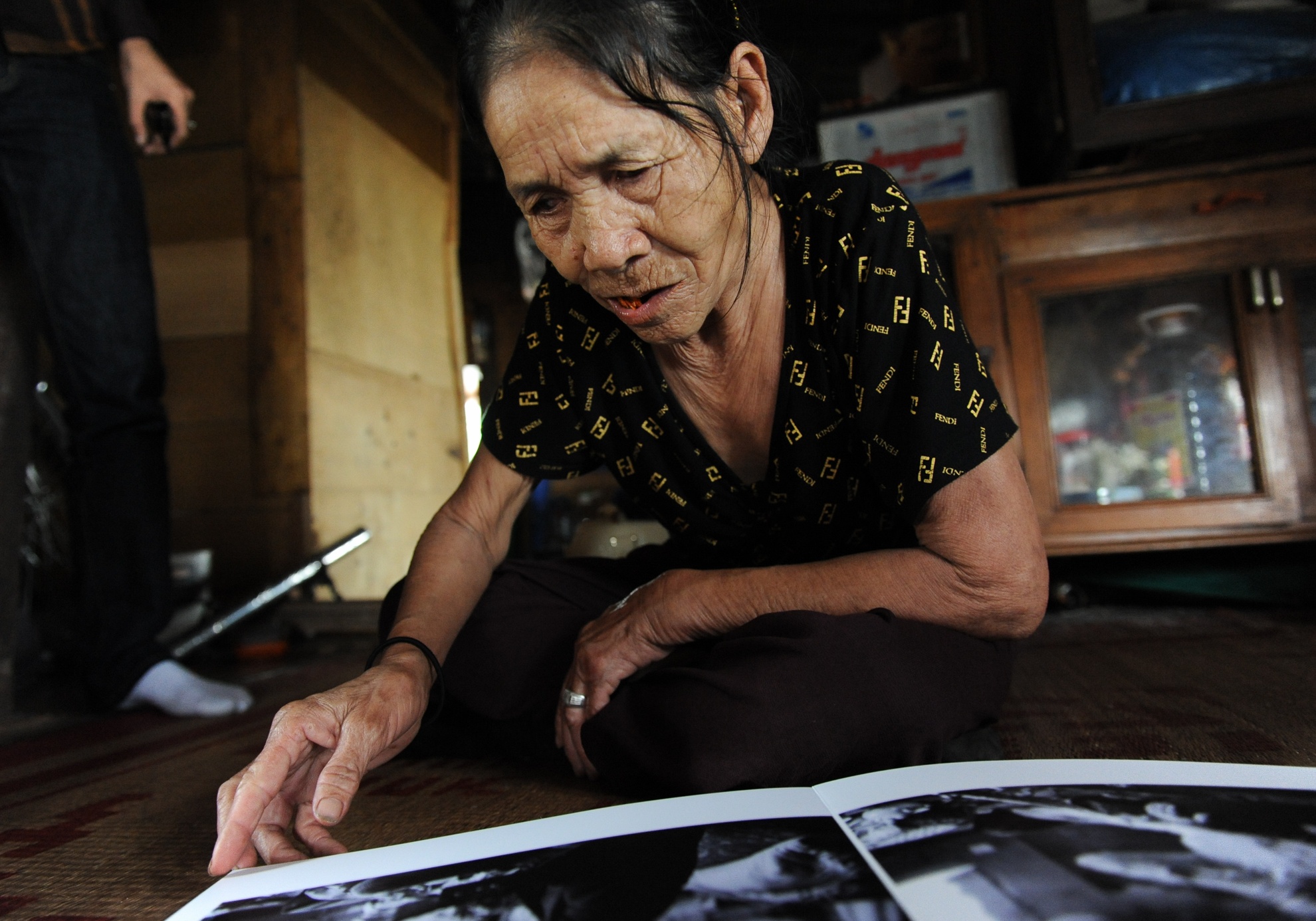 Chuyen tinh cua hai ong ba lam nghe nhat rac hinh anh