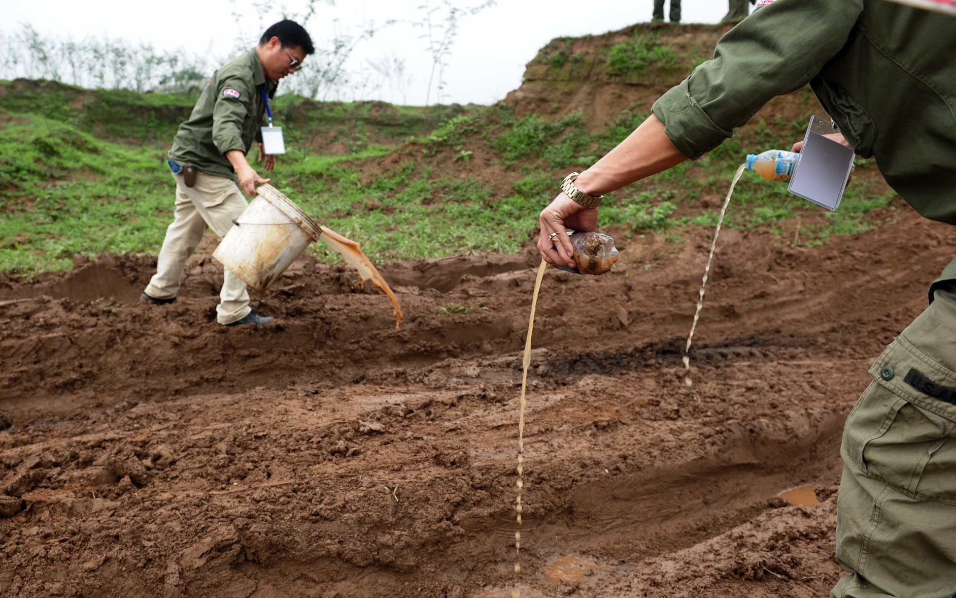 dua xe ban tai tren song Hong anh 1