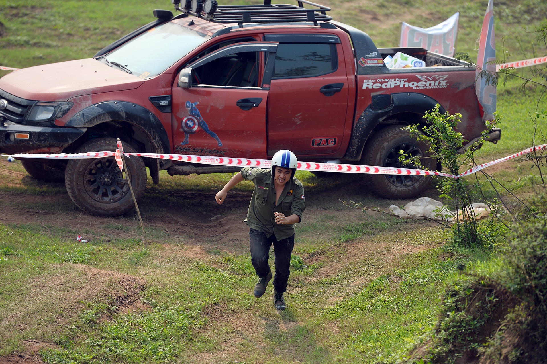 dua xe ban tai tren song Hong anh 9