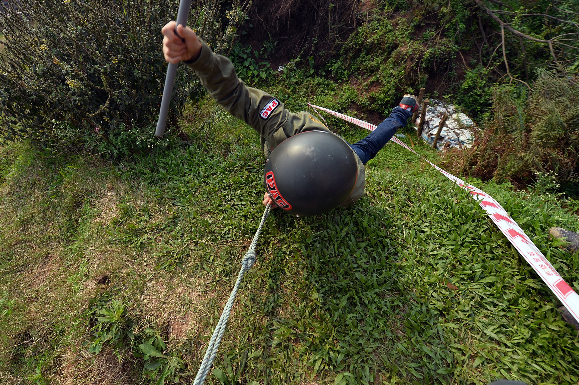 dua xe ban tai tren song Hong anh 10