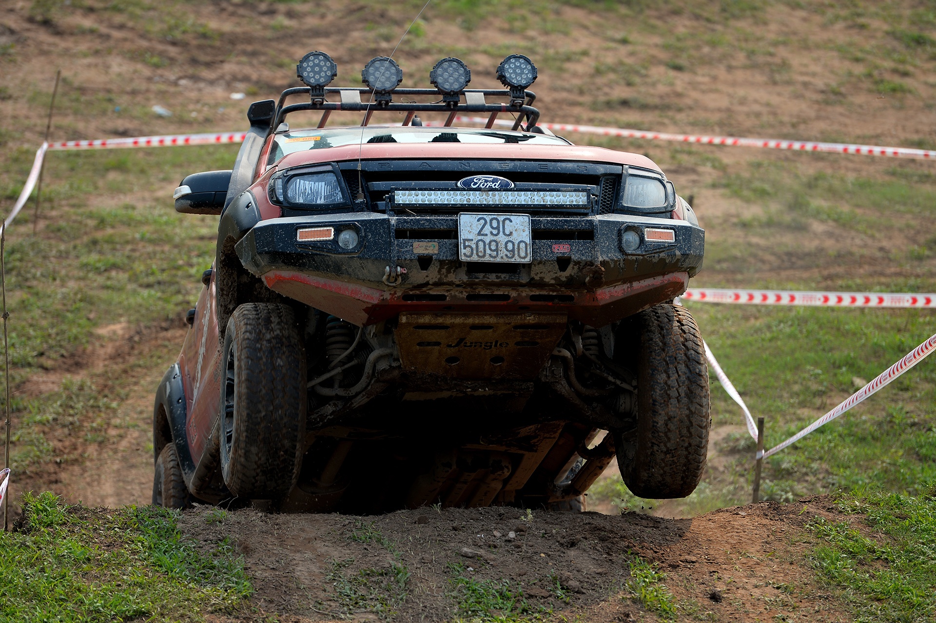 dua xe ban tai tren song Hong anh 11