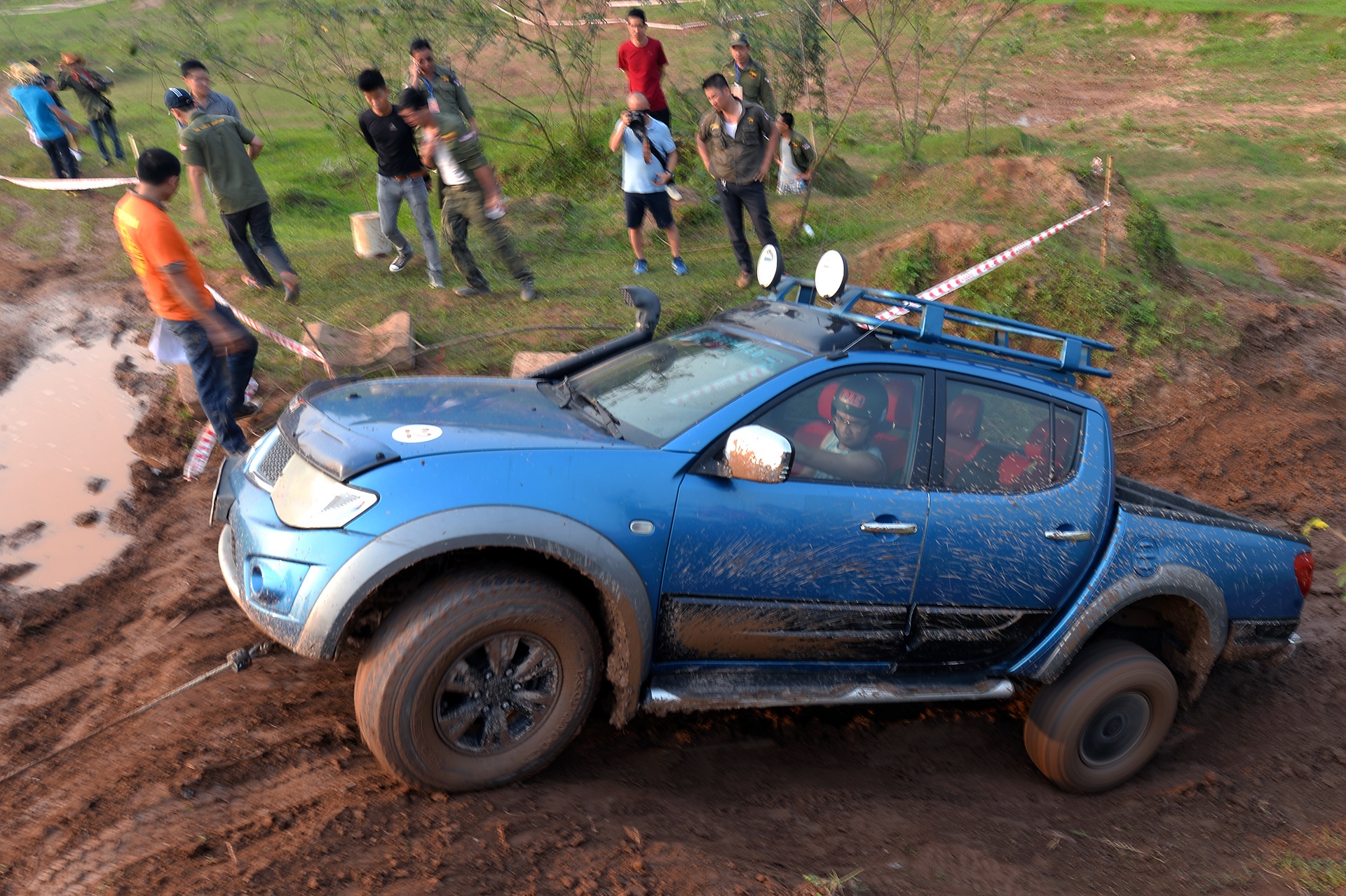 dua xe ban tai tren song Hong anh 12