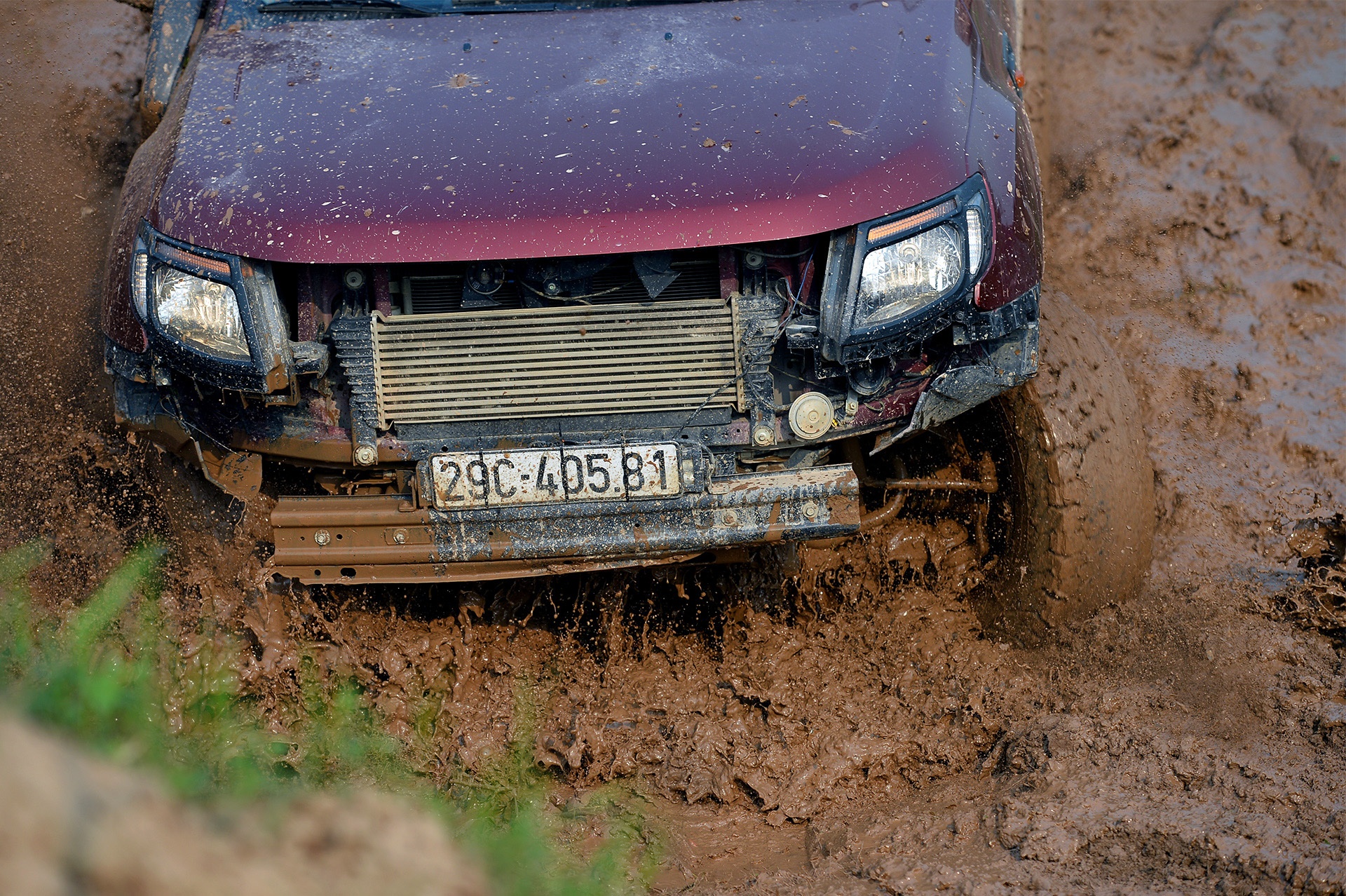 dua xe ban tai tren song Hong anh 13