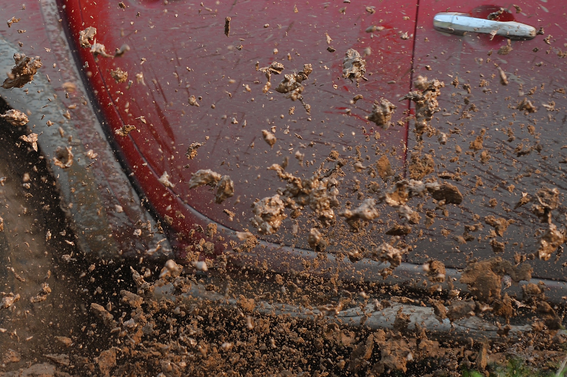 dua xe ban tai tren song Hong anh 14