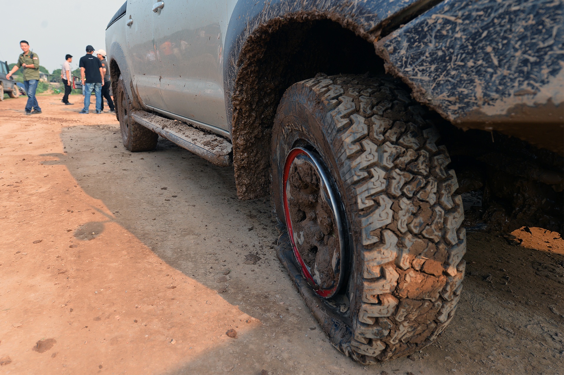 dua xe ban tai tren song Hong anh 15