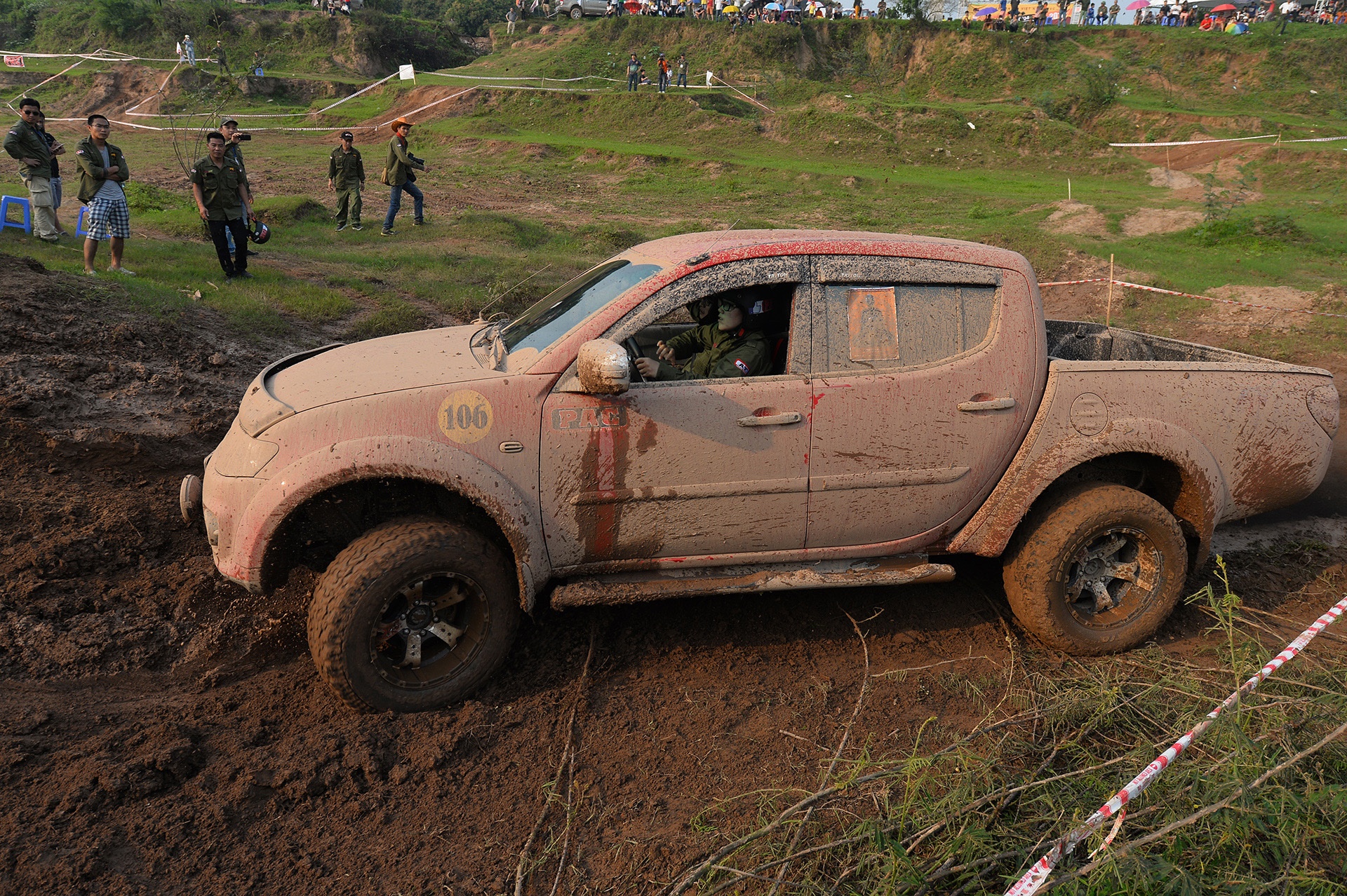 dua xe ban tai tren song Hong anh 16