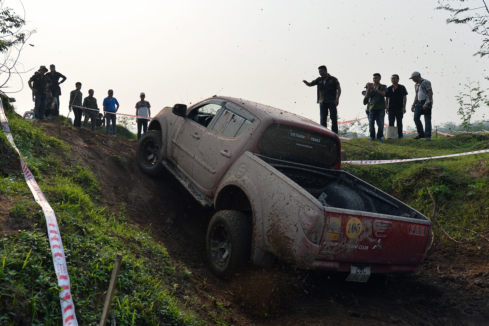 dua xe ban tai tren song Hong anh 17