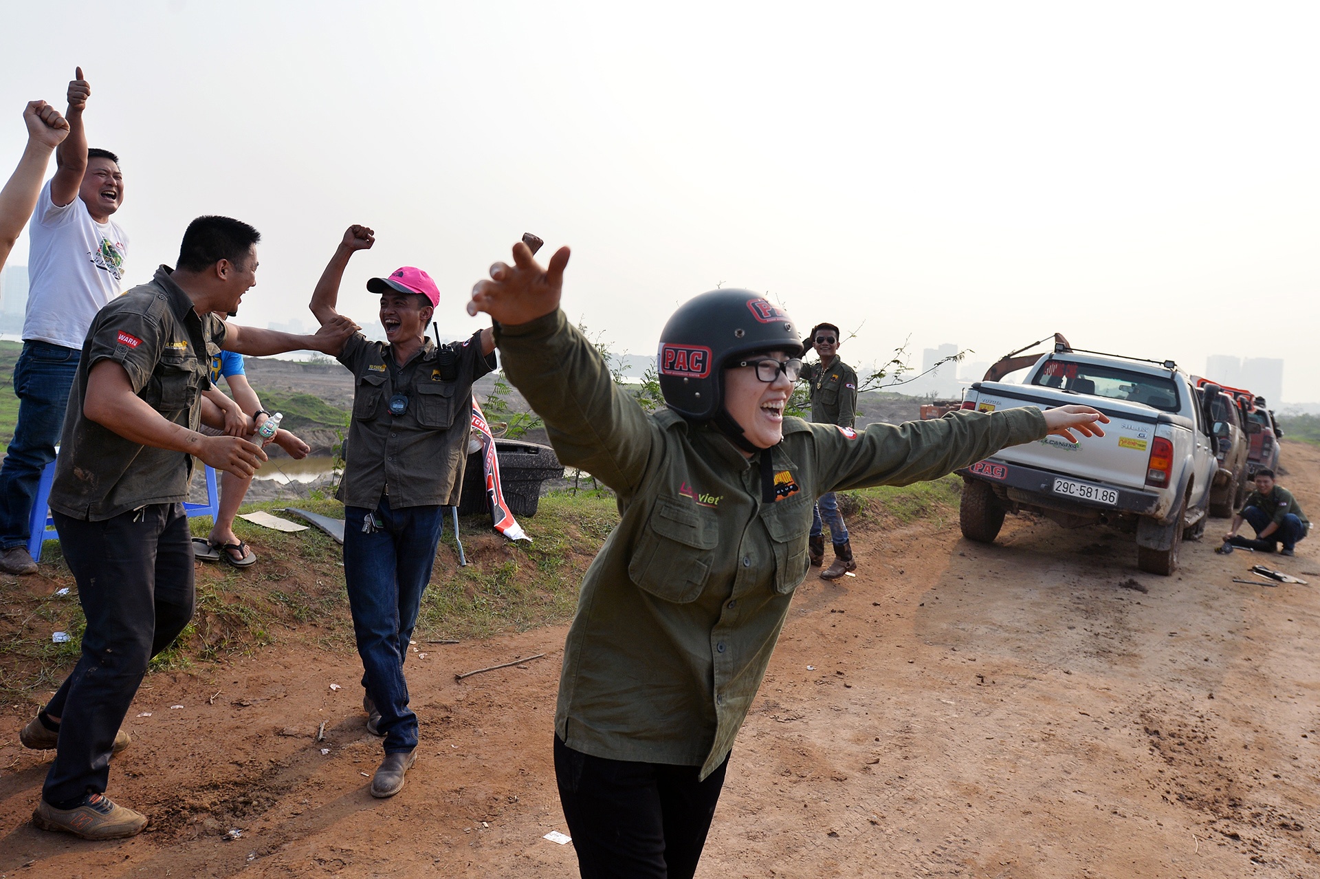 dua xe ban tai tren song Hong anh 18