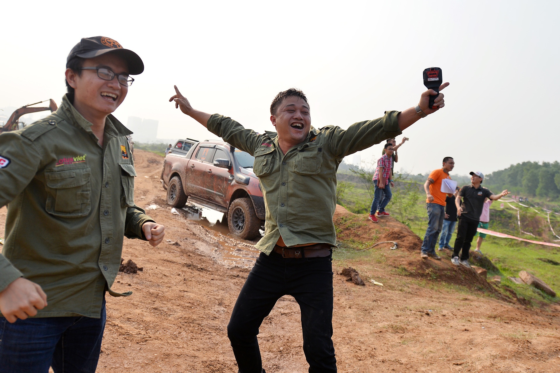 dua xe ban tai tren song Hong anh 19