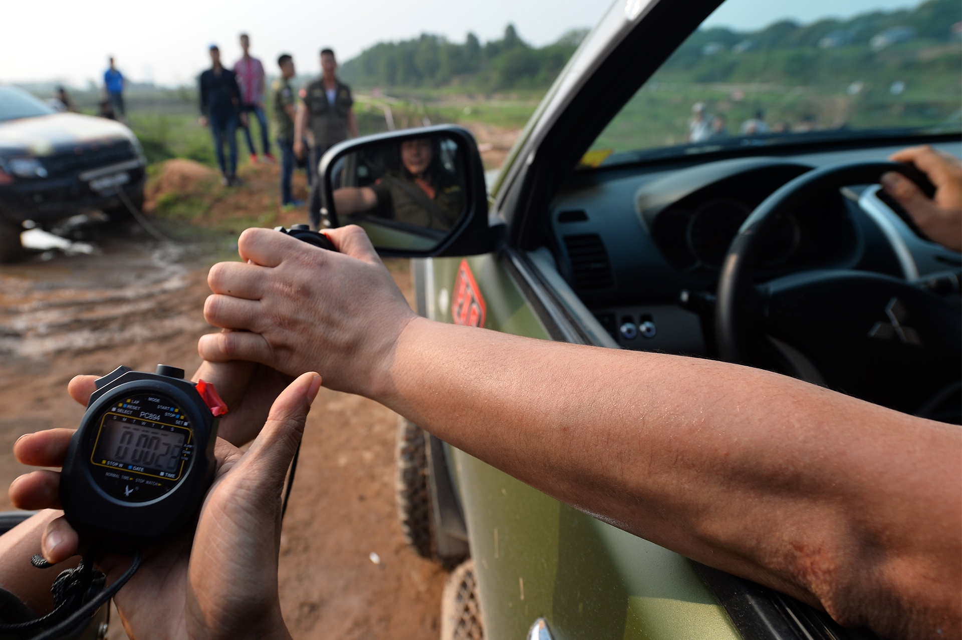 dua xe ban tai tren song Hong anh 3