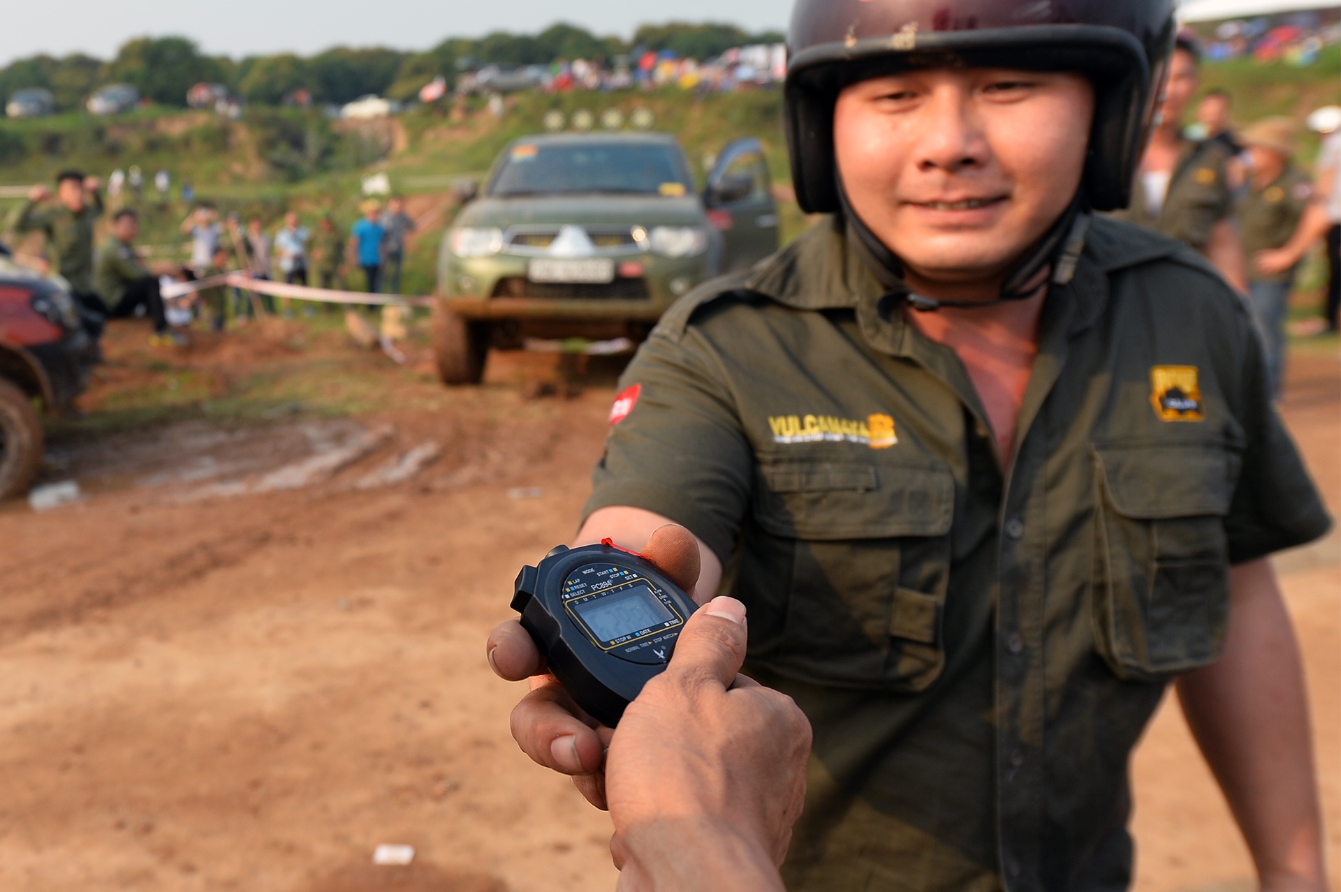 dua xe ban tai tren song Hong anh 4