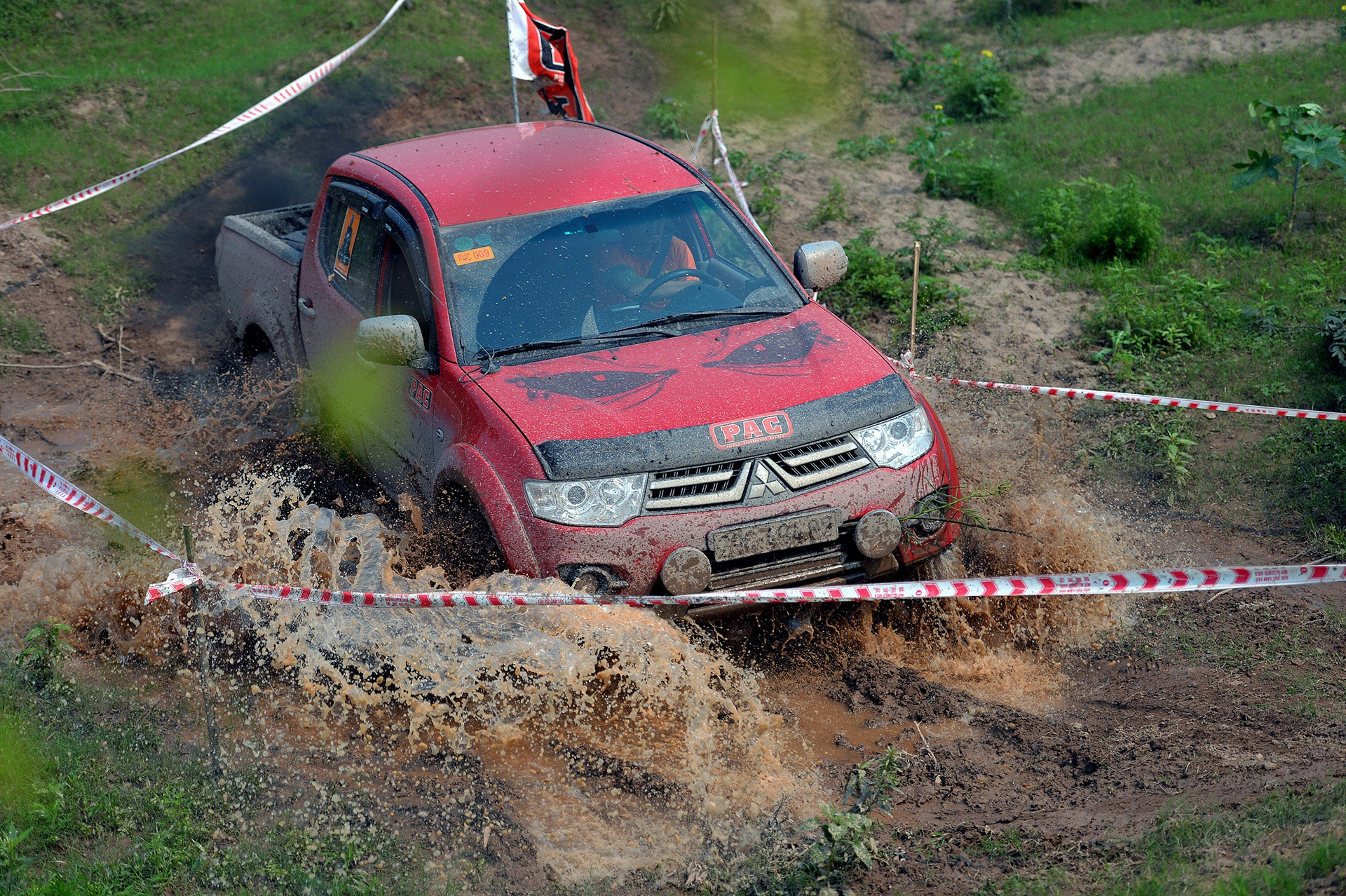 dua xe ban tai tren song Hong anh 5