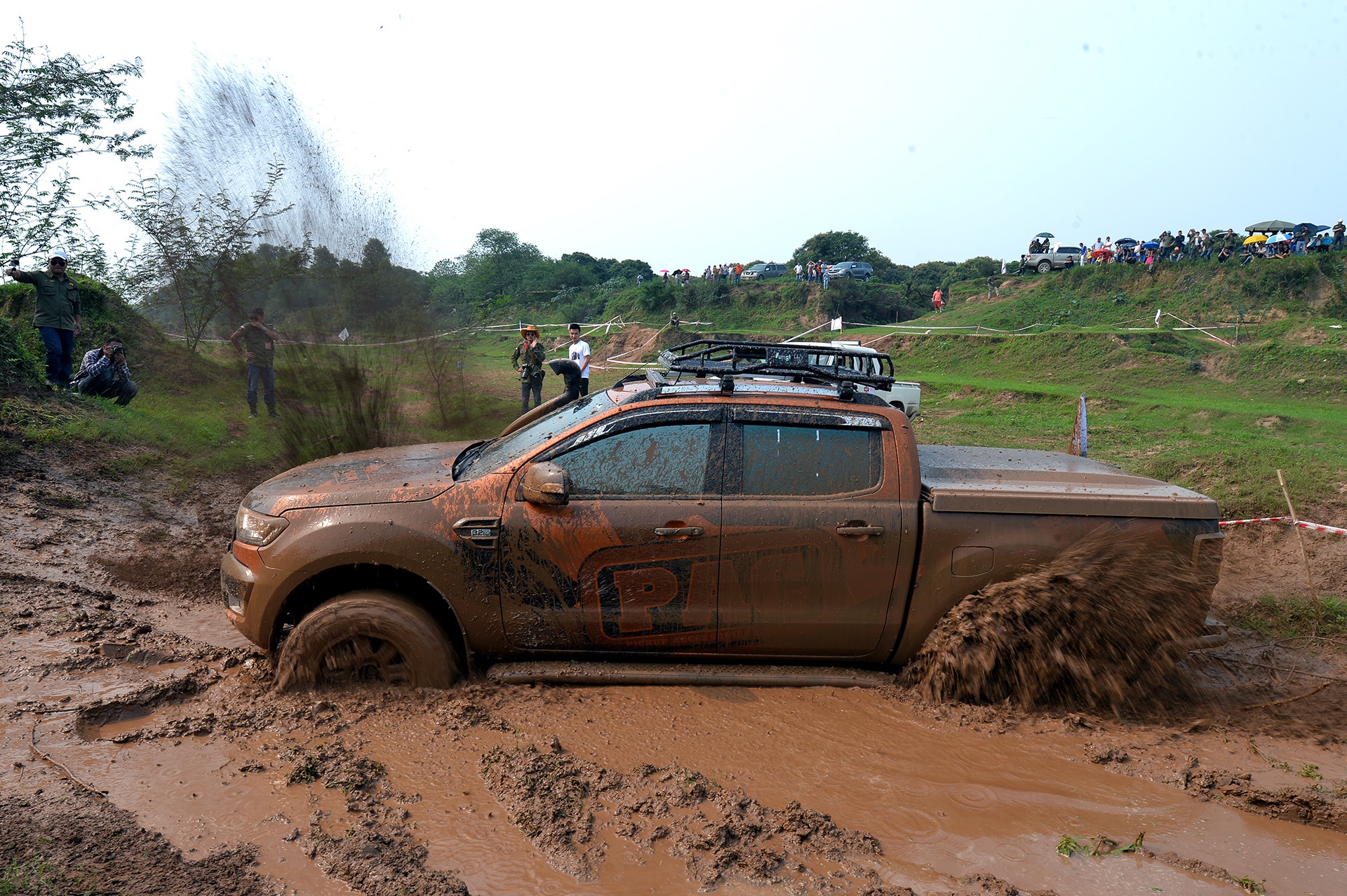 dua xe ban tai tren song Hong anh 6