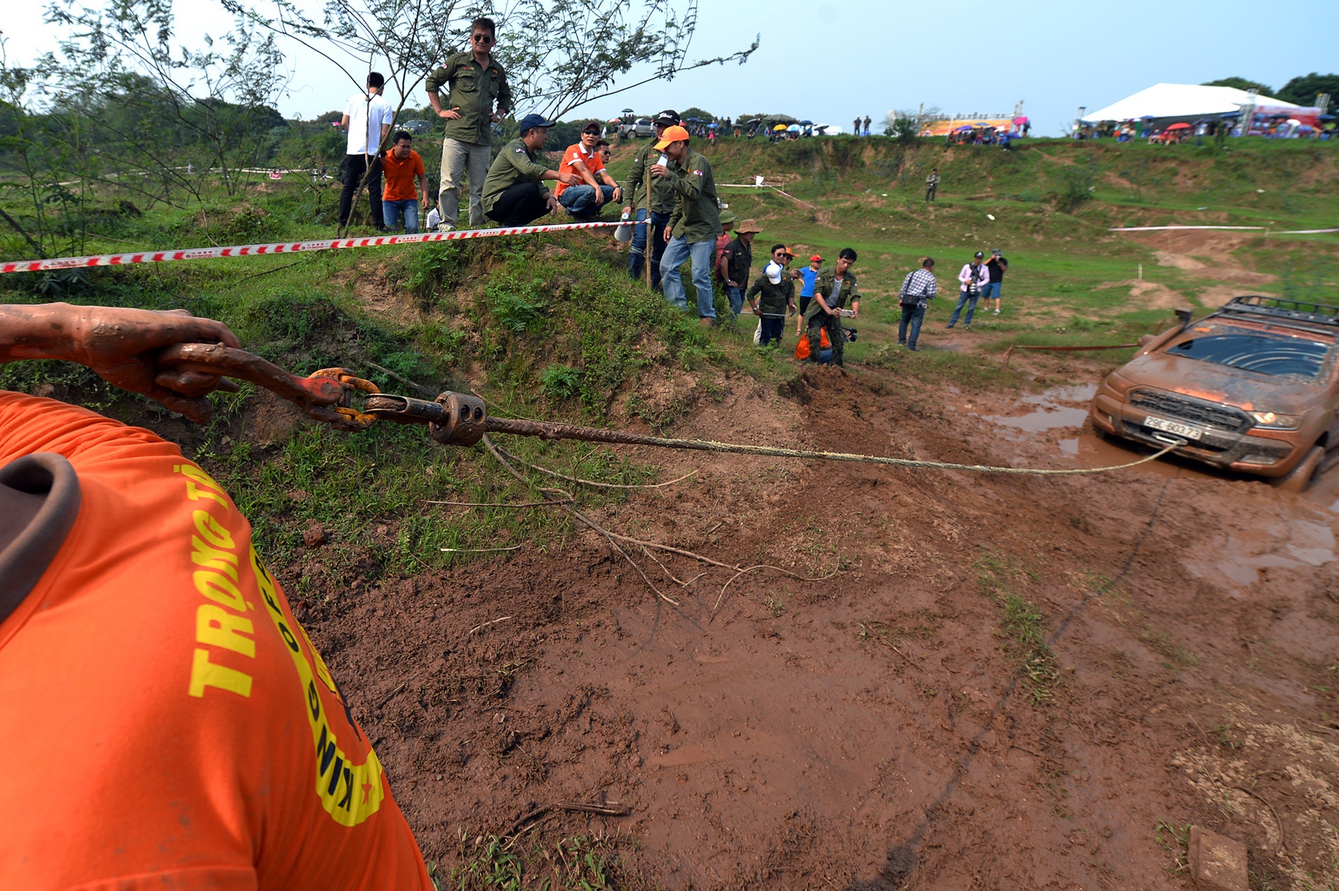 dua xe ban tai tren song Hong anh 8