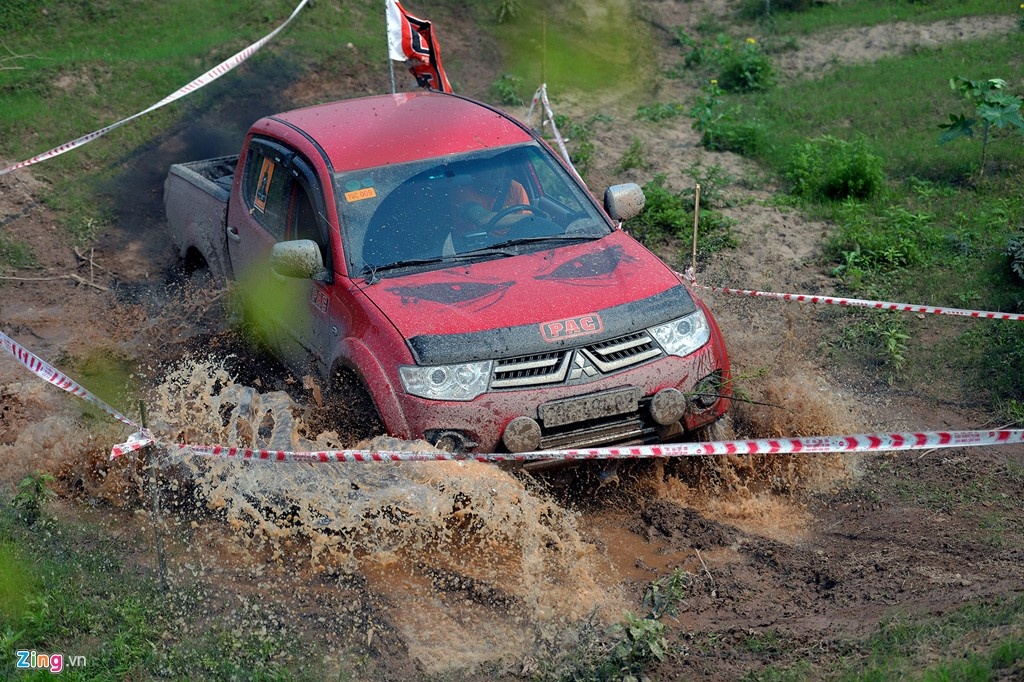 Xe ban tai tranh tai trong giai dua o Ha Noi hinh anh