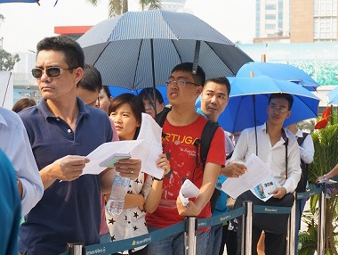 He thong mua tour gia re tren mang hinh anh