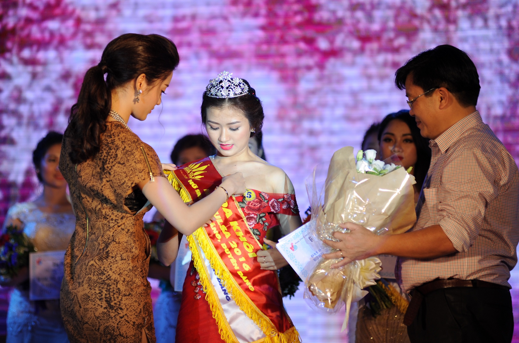 Hoa khoi dai hoc Lao dong xa hoi anh 14