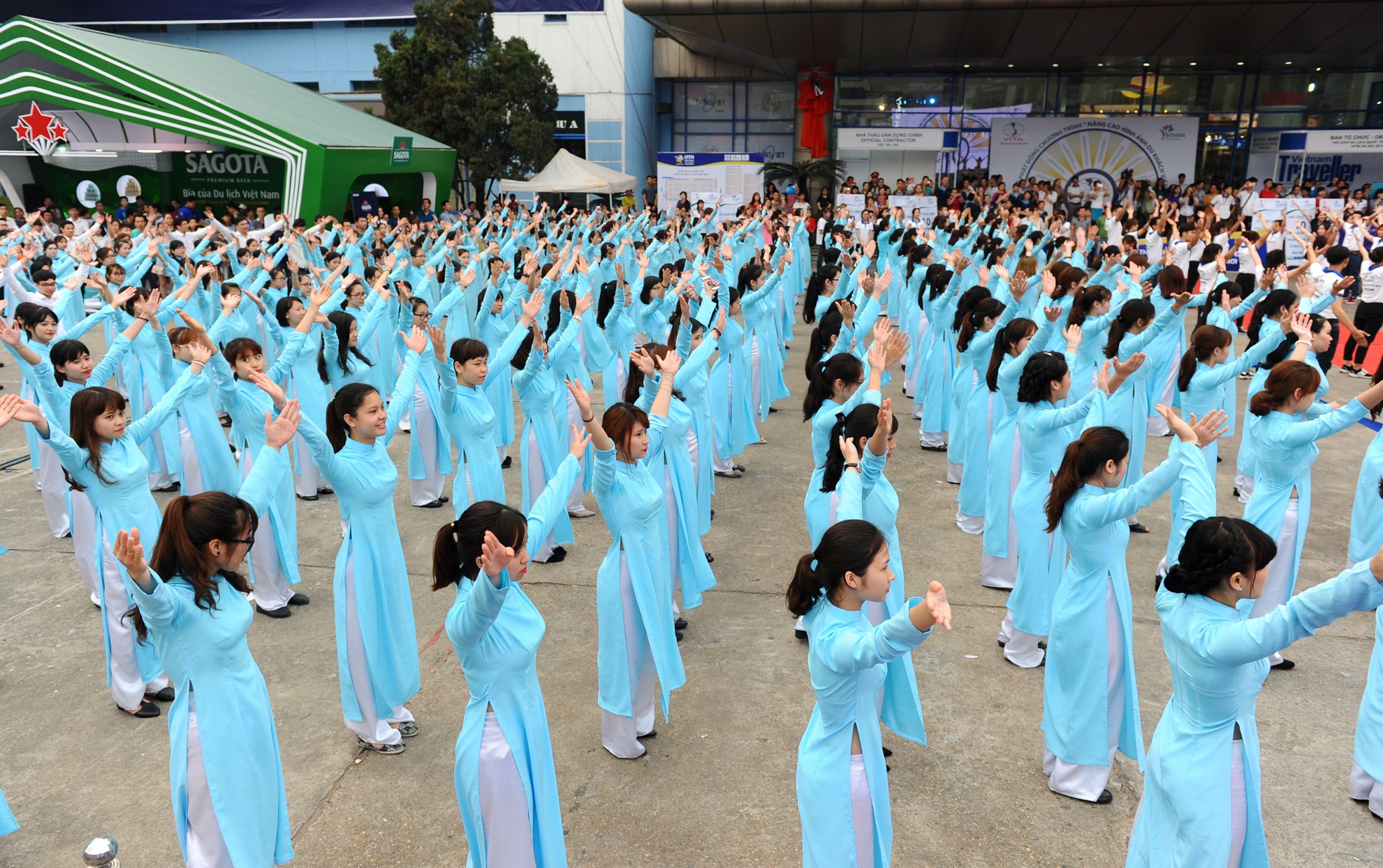 sinh viên nhảy flashmob cổ động ý thức du khách ảnh 1 sinh vien nhay flashmob co dong y thuc du khach anh 1