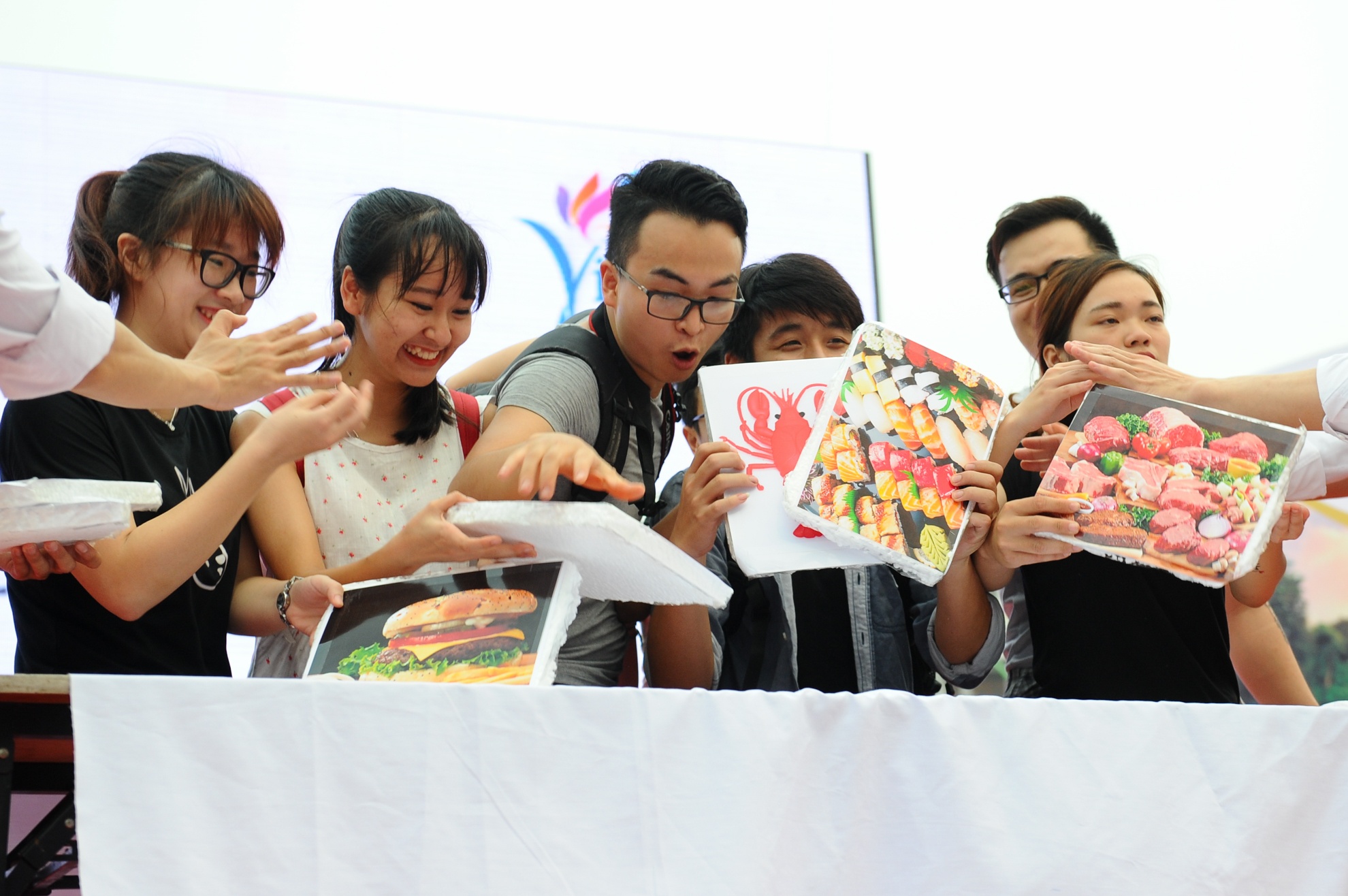 sinh viên nhảy flashmob cổ động ý thức du khách ảnh 2 sinh vien nhay flashmob co dong y thuc du khach anh 2