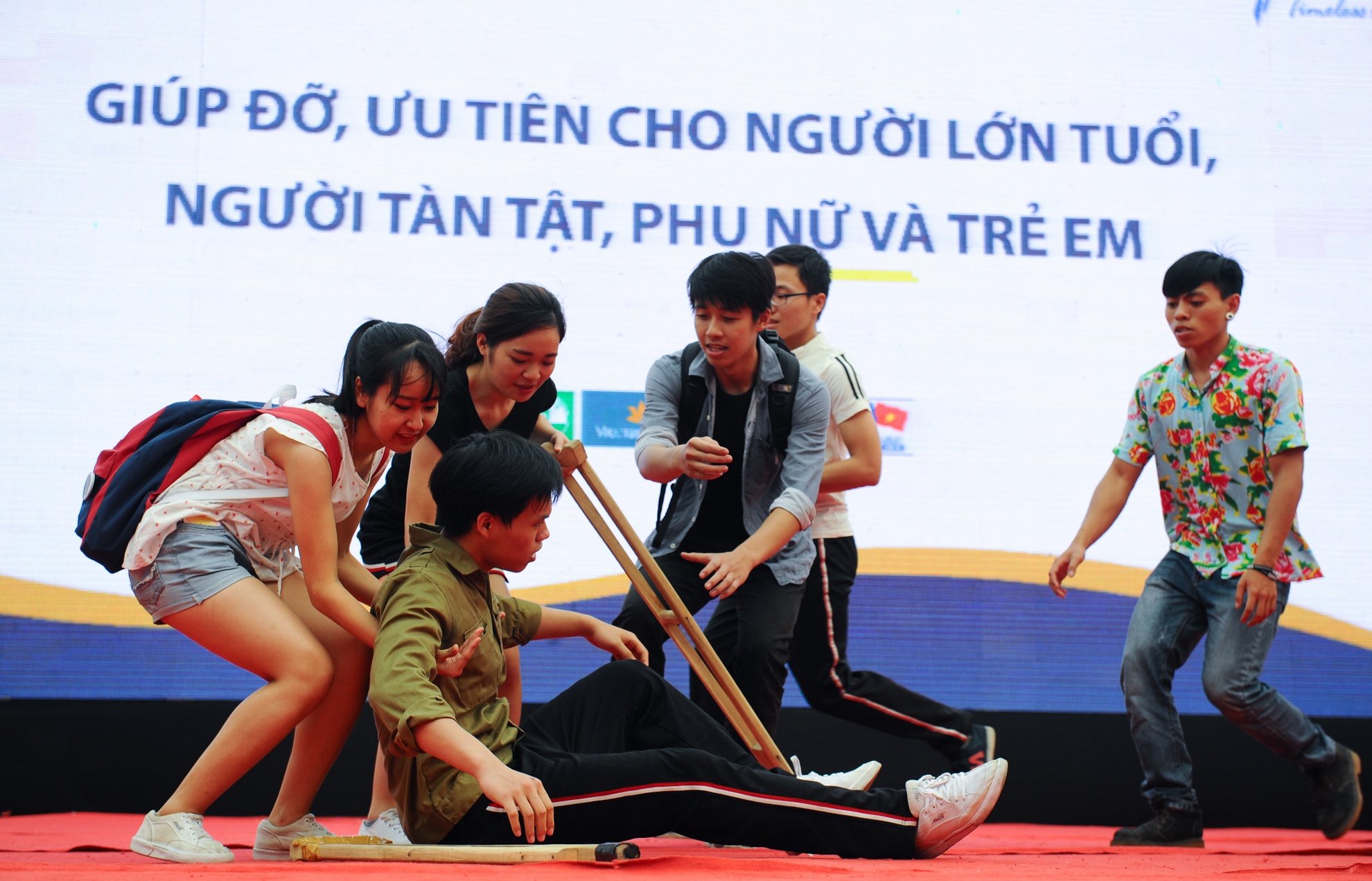sinh viên nhảy flashmob cổ động ý thức du khách ảnh 3 sinh vien nhay flashmob co dong y thuc du khach anh 3