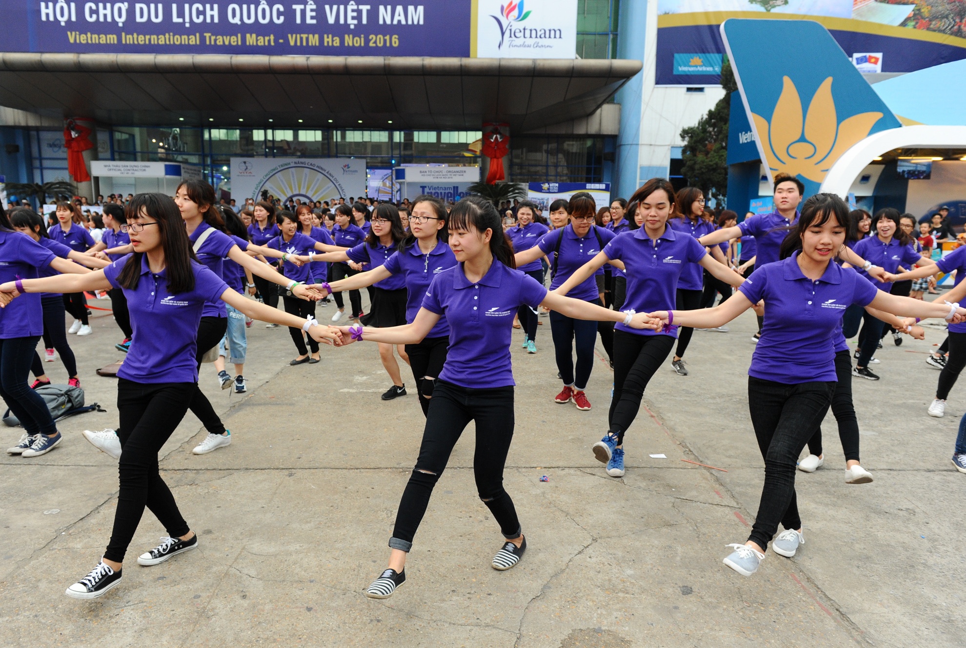 sinh viên nhảy flashmob cổ động ý thức du khách ảnh 8 sinh vien nhay flashmob co dong y thuc du khach anh 8
