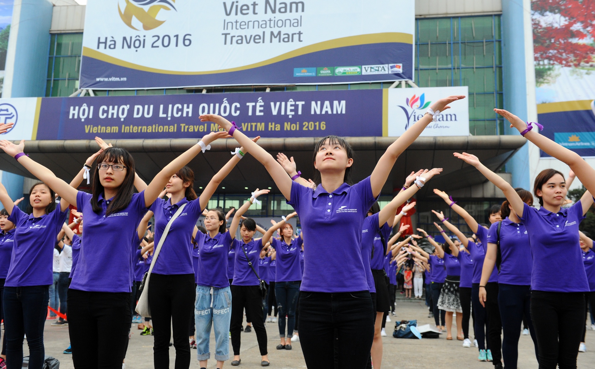 2000 sinh vien nhay flasmob co dong du lich van minh hinh anh