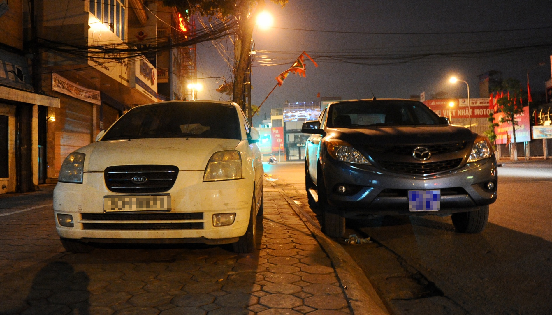 Oto do tran lan tren he pho ve dem hinh anh